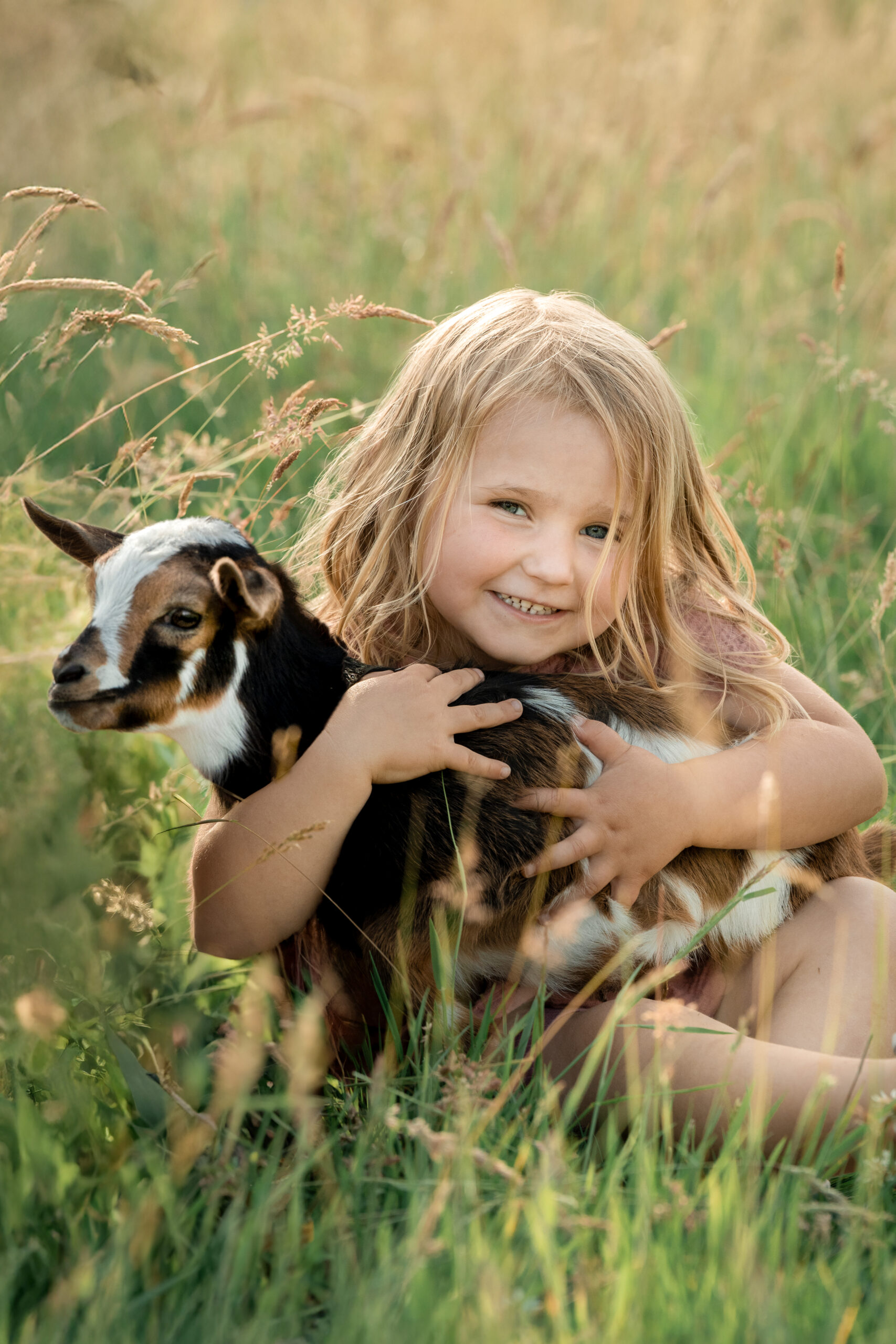 Kind probiert Teig vom Finger, authentische Kinderfotografie