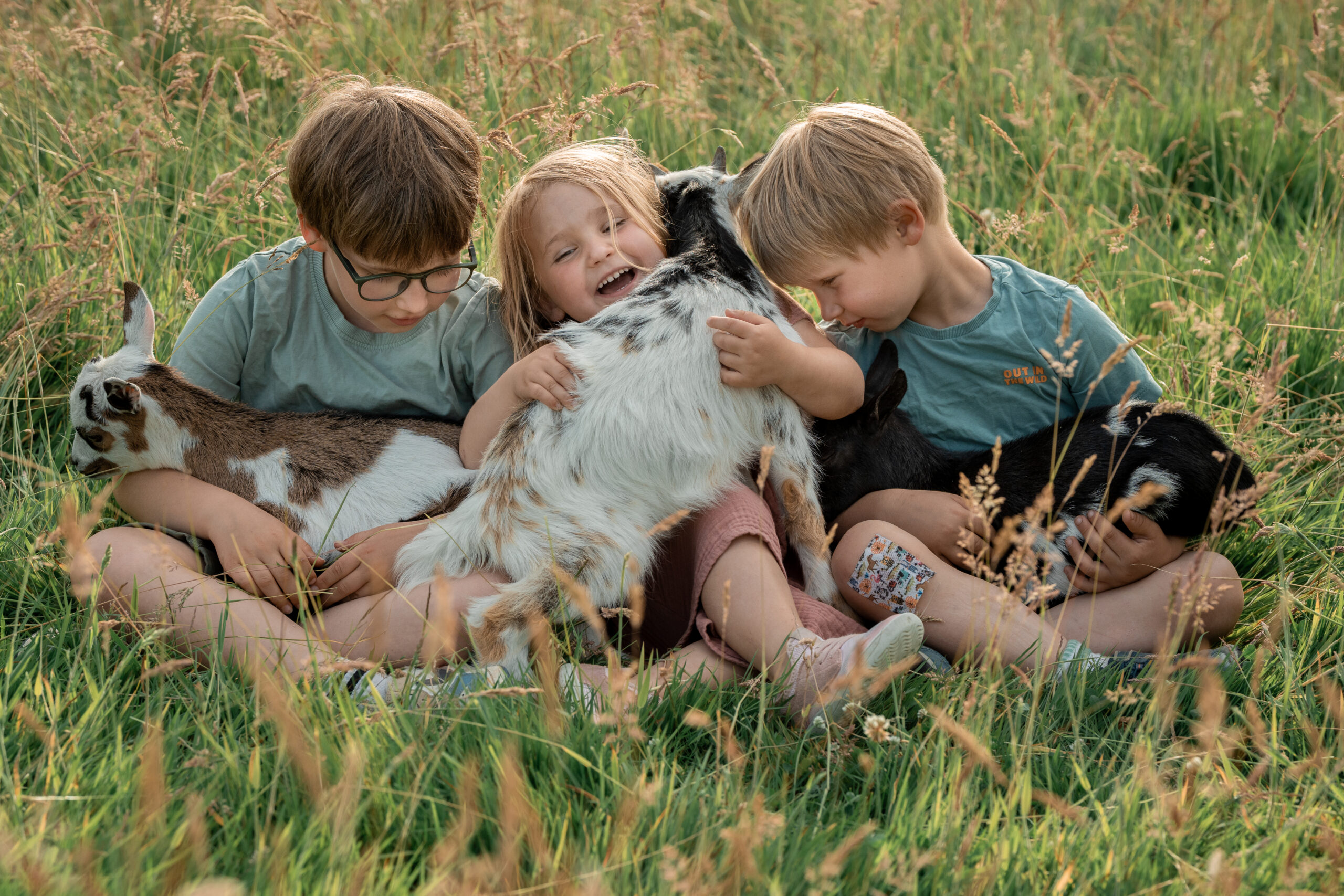 Kleinkind mit Kochmütze probiert Teig beim gemeinsamen Backen