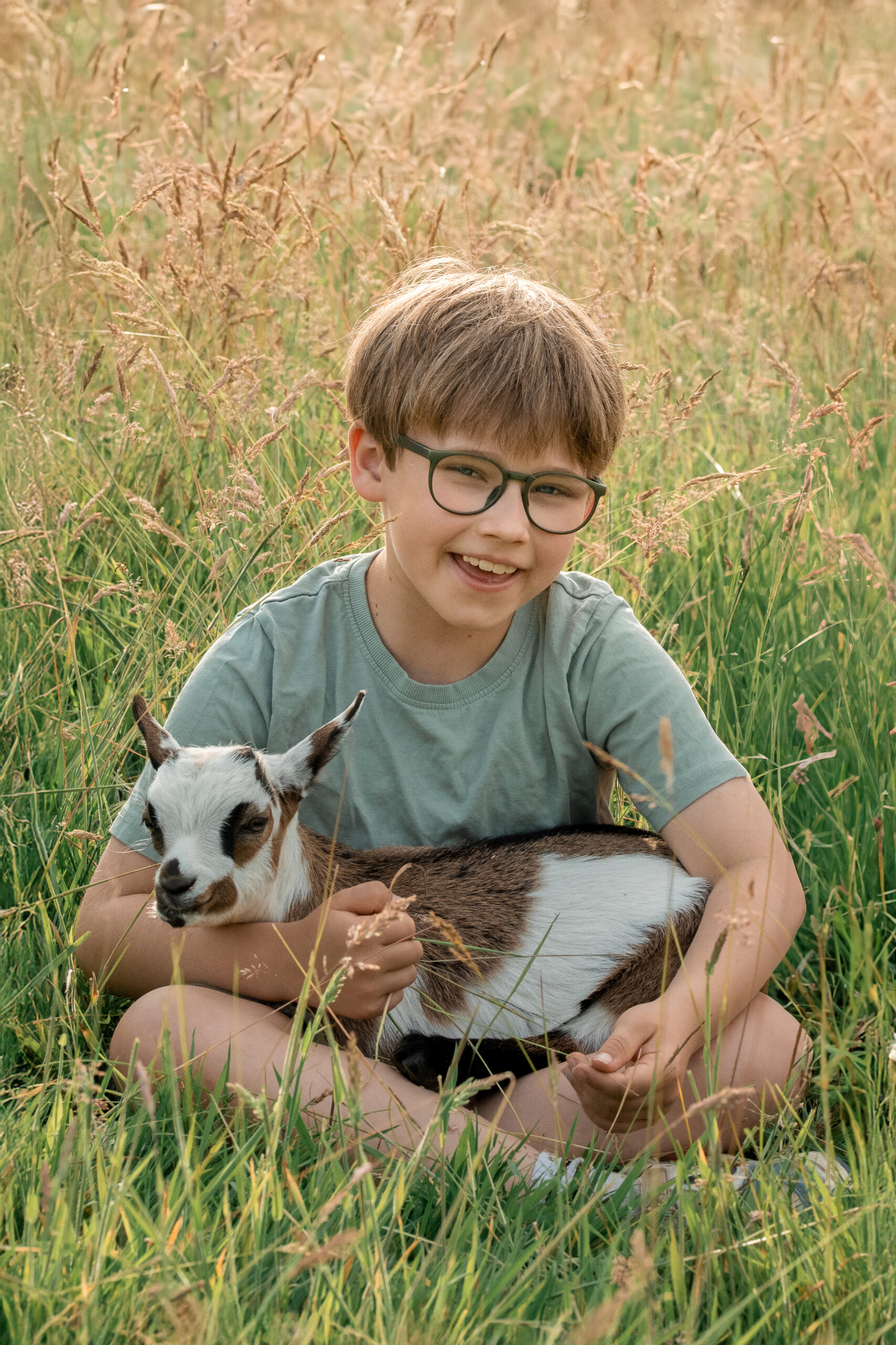 Kind probiert Teig vom Finger, authentische Kinderfotografie