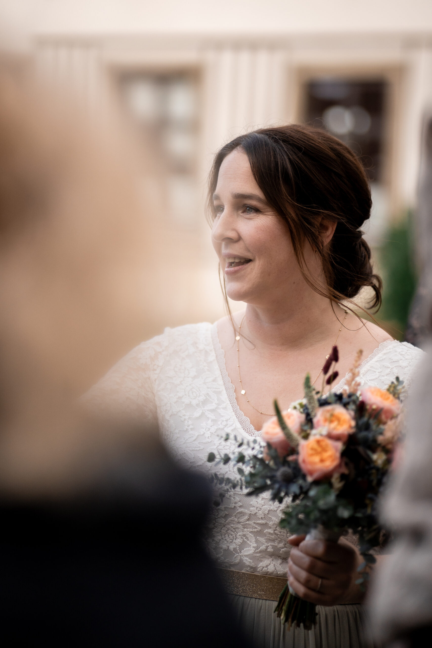 Kleinkind rollt Teig mit Nudelholz, natürliche Kinderfotografie