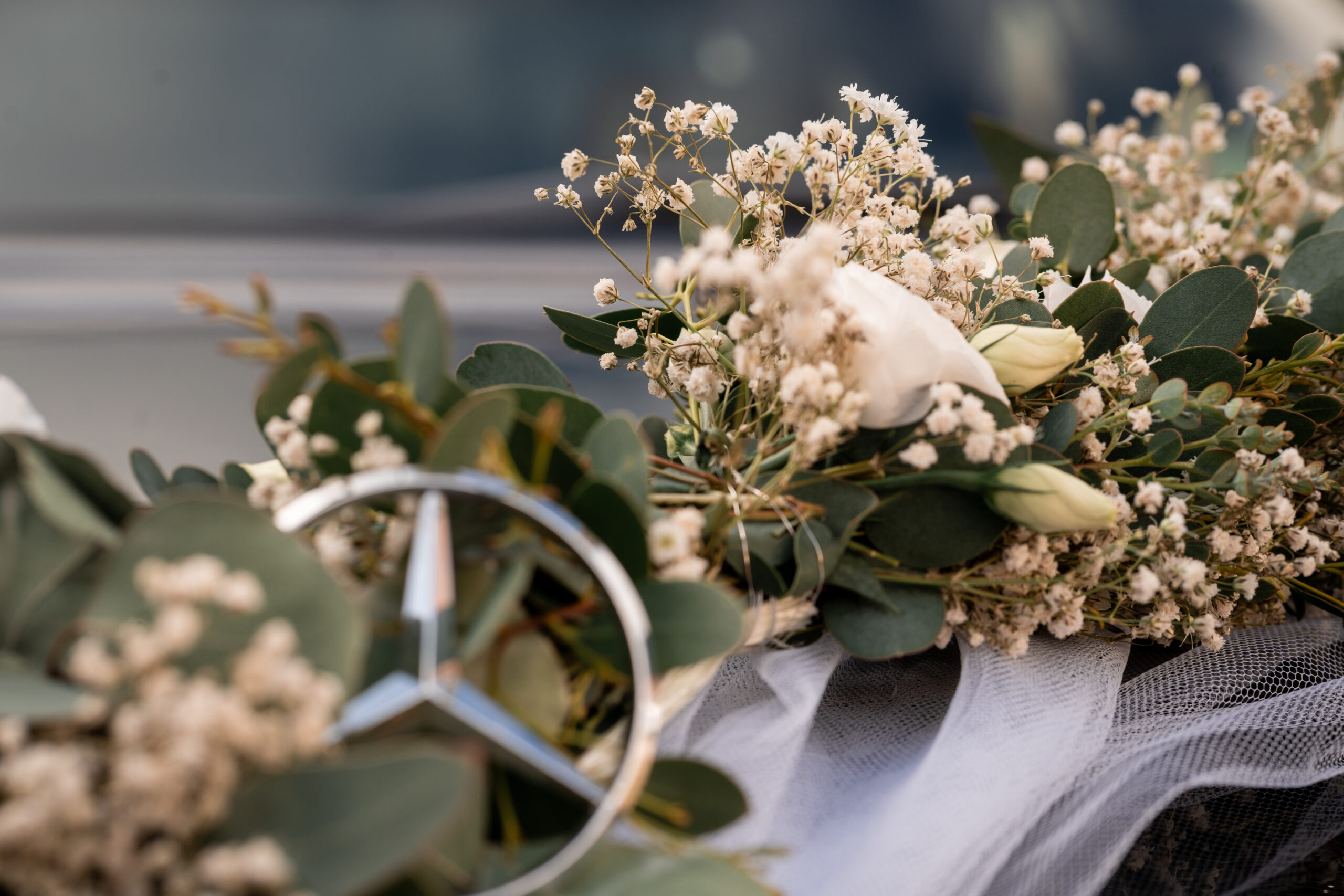 Kleinkind mit Kochmütze probiert Teig beim gemeinsamen Backen