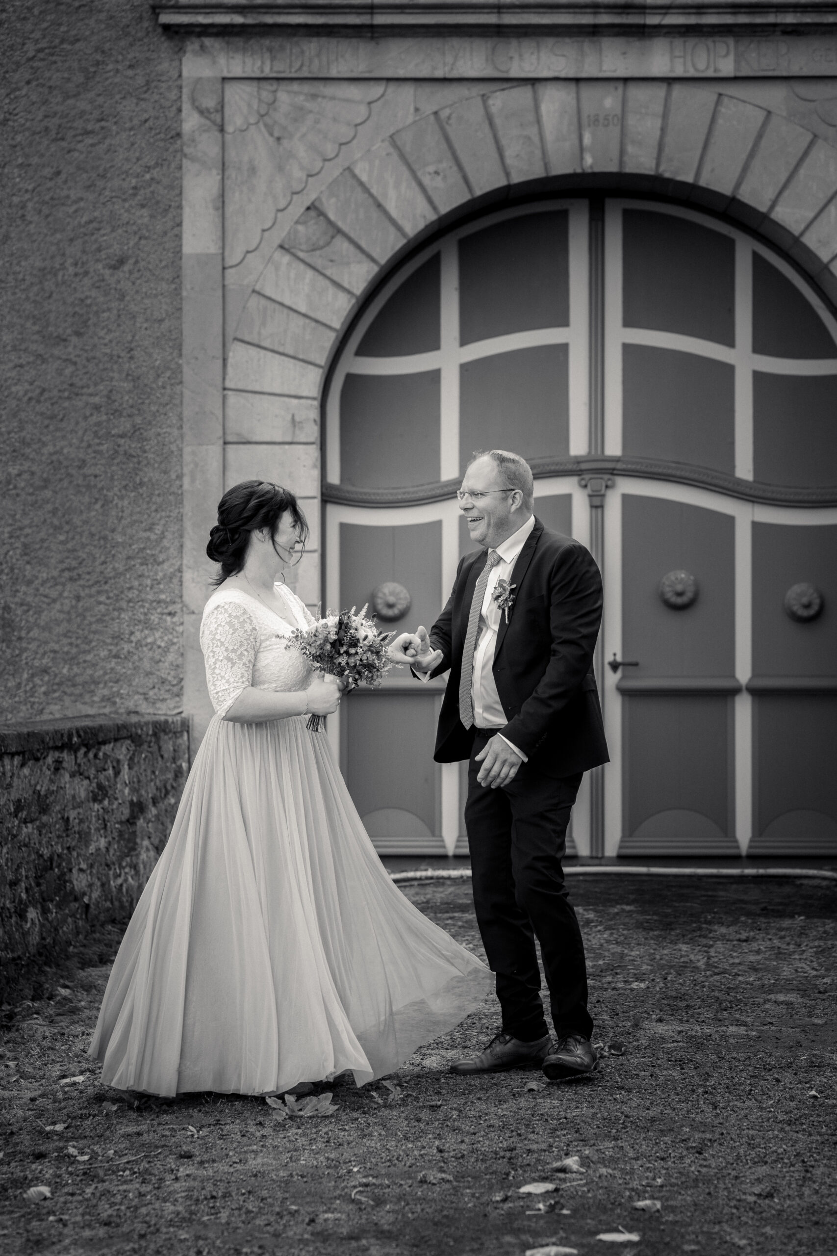 Zwei Kinder sitzen am Tisch beim Plätzchenbacken, liebevolle Kinderfotografie