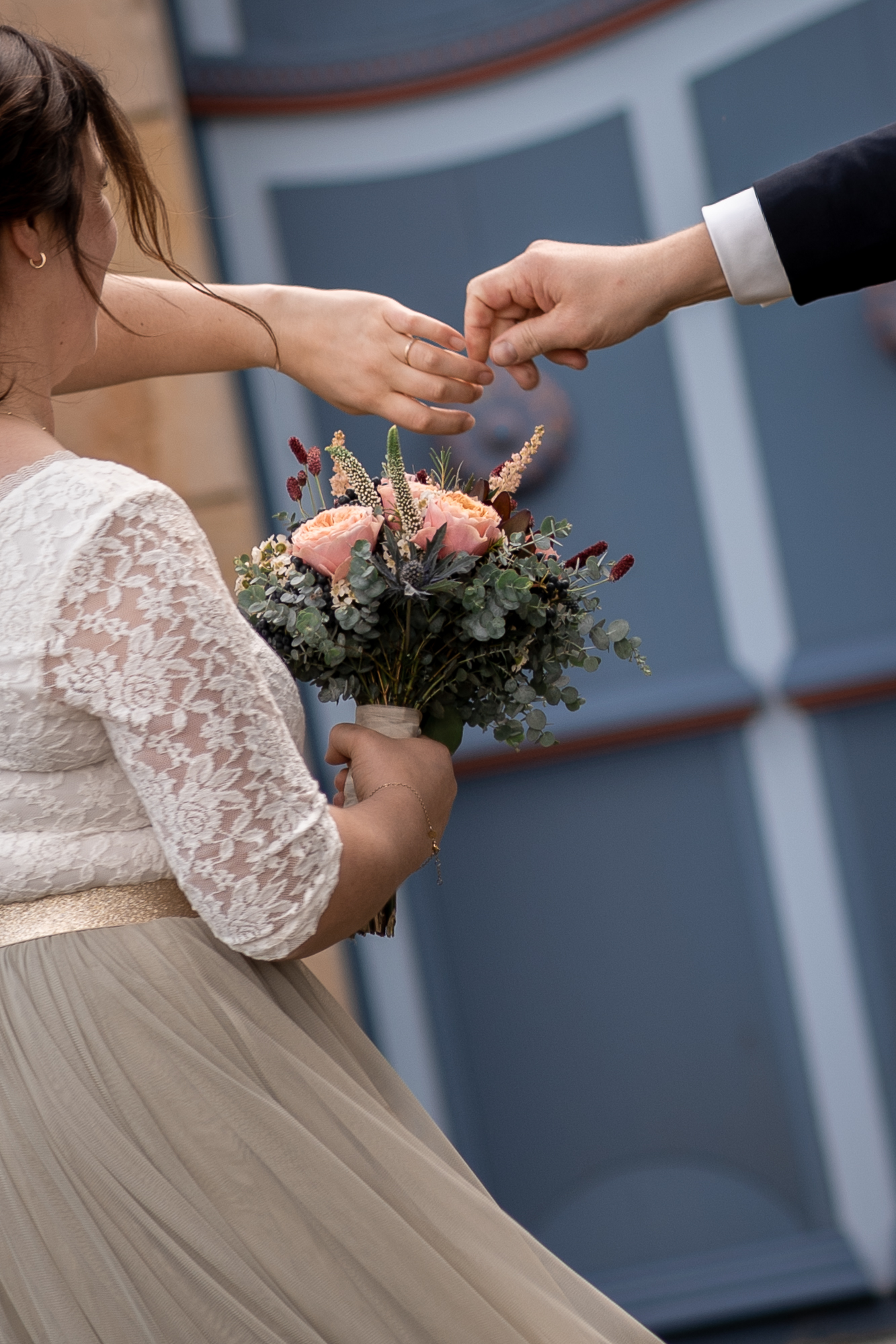 Kleinkind mit Kochmütze probiert Teig beim gemeinsamen Backen
