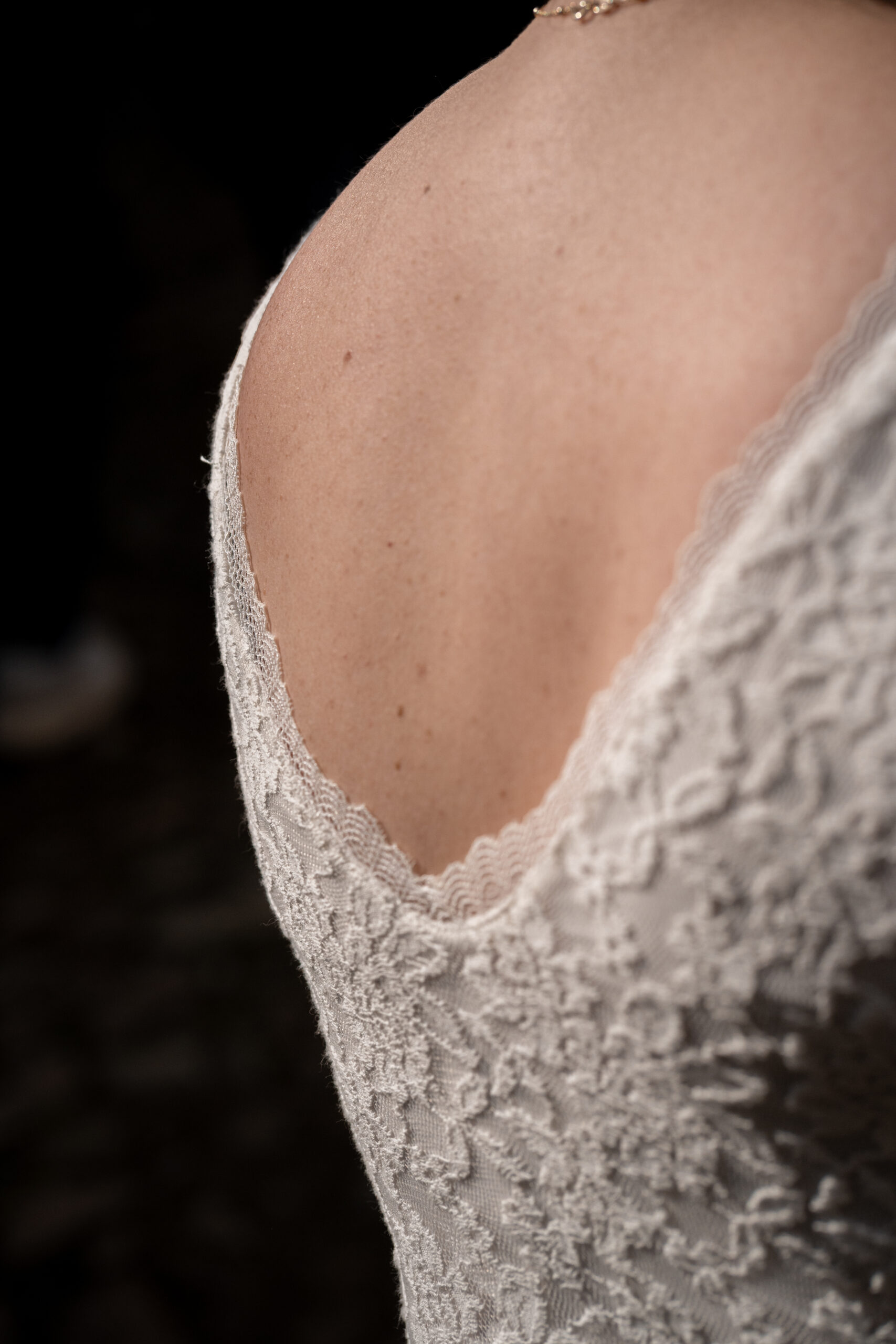 Kind betrachtet ausgestochene Kekse beim Backen