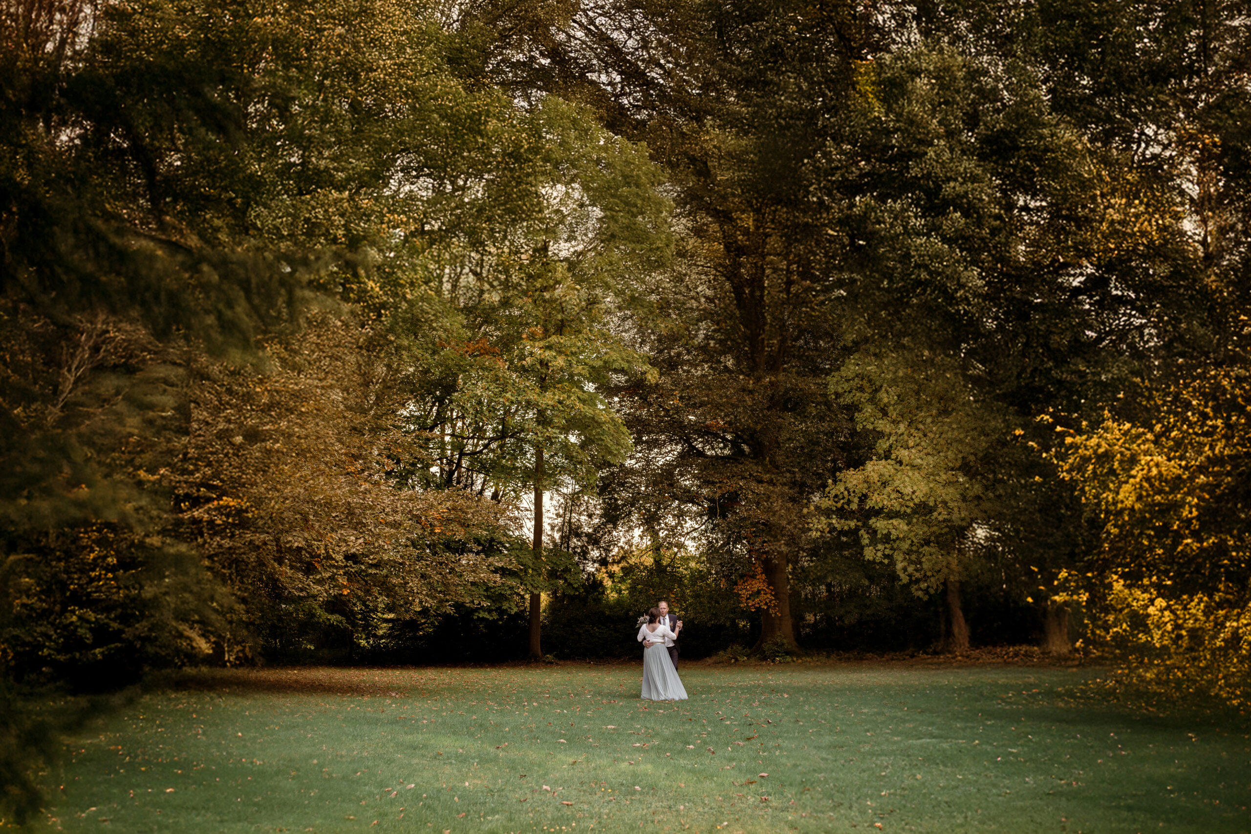 Kleinkind rollt Teig mit Nudelholz, natürliche Kinderfotografie