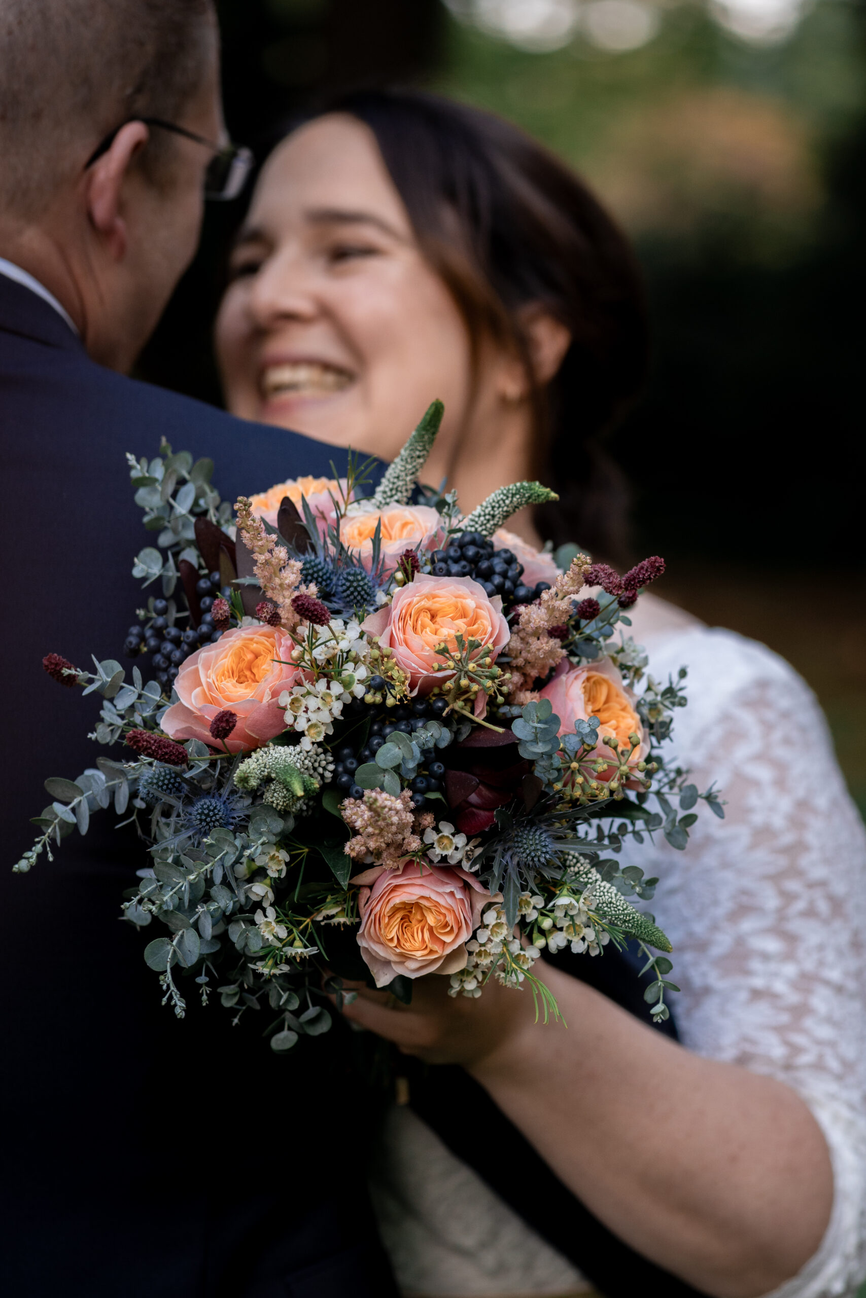 Kind rollt Teig mit einem Nudelholz
