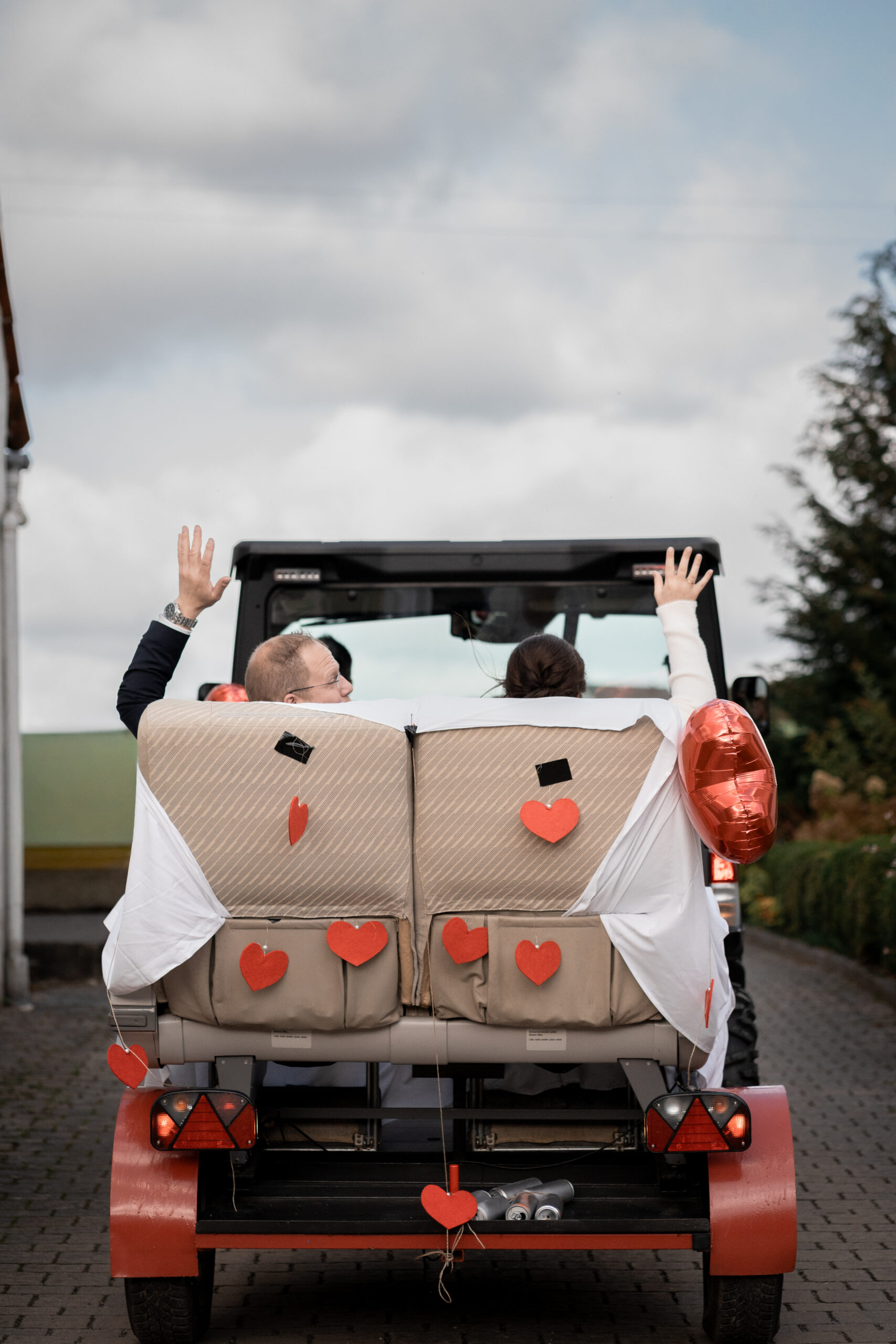 Kind mit Kochmütze rollt Teig mit Nudelholz, natürliche Kinderfotografie in der Küche