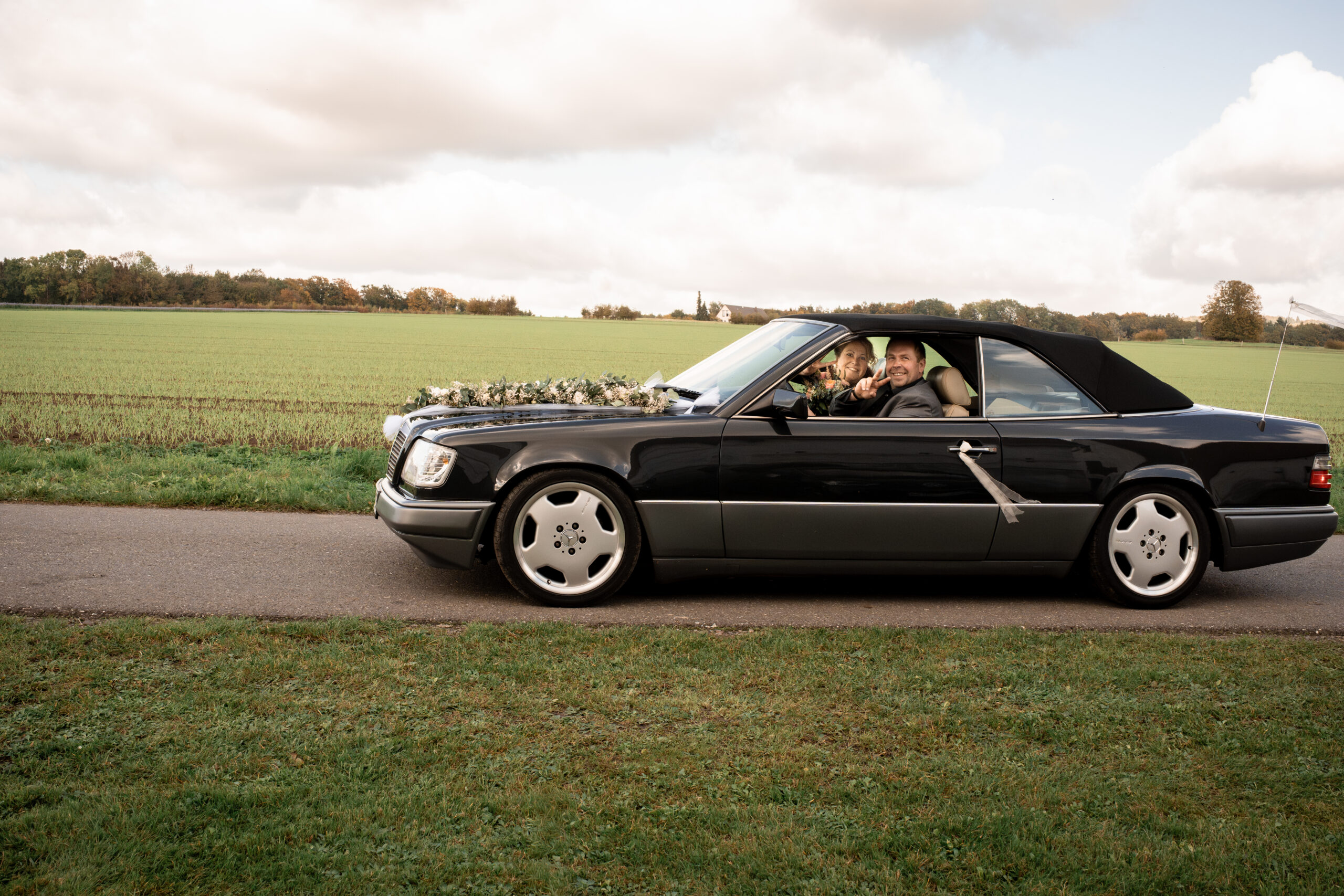 Zwei Kinder sitzen am Tisch beim Plätzchenbacken, liebevolle Kinderfotografie