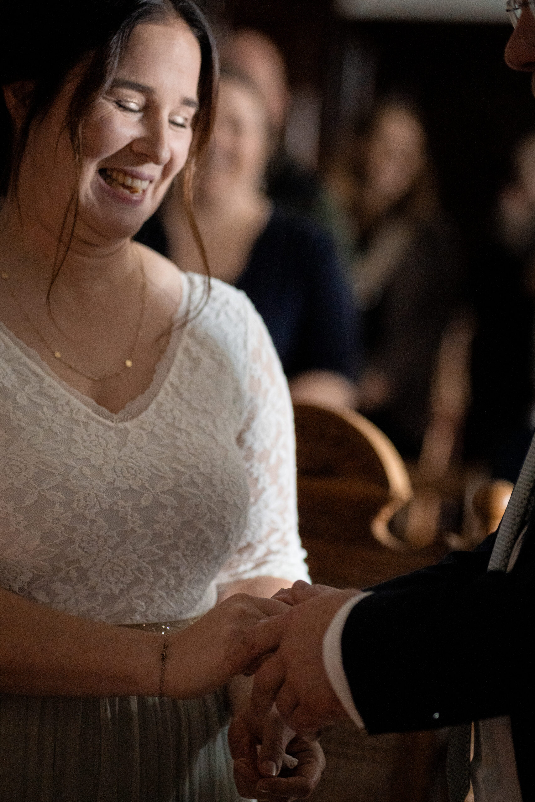 Kind betrachtet ausgestochene Kekse beim Backen