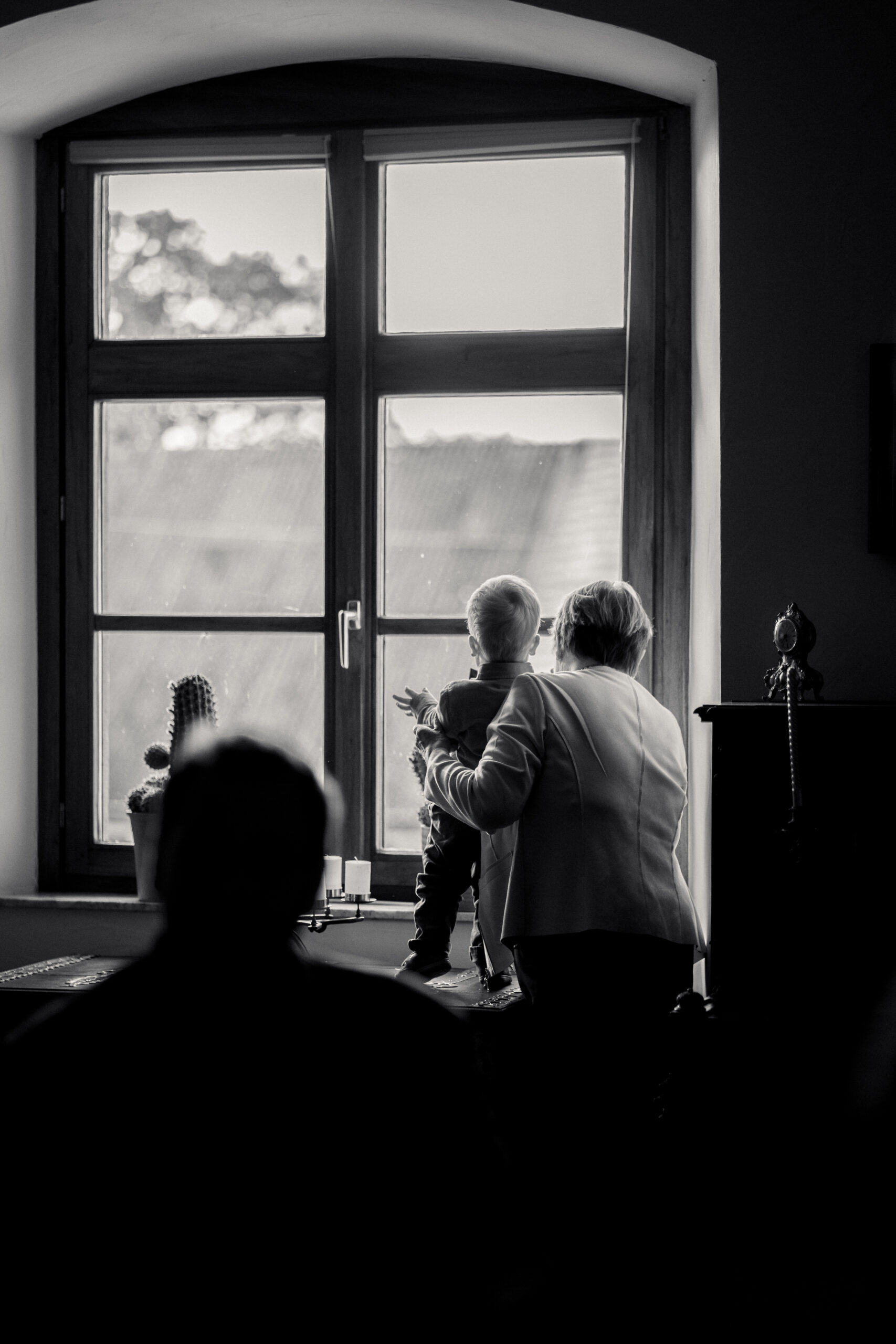 Kind betrachtet ausgestochene Kekse beim Backen