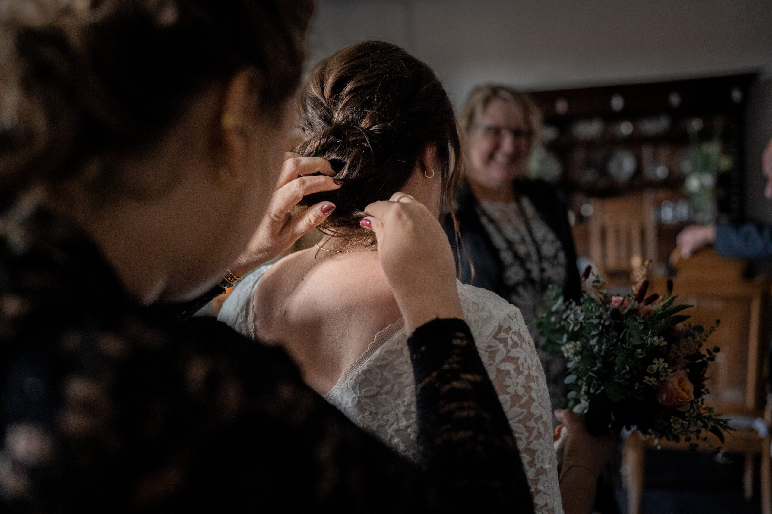 Emotionaler Moment in dem die Mama der Braut ihr die Haare hochsteckt, Hochzeitsfotografie Osnabrück