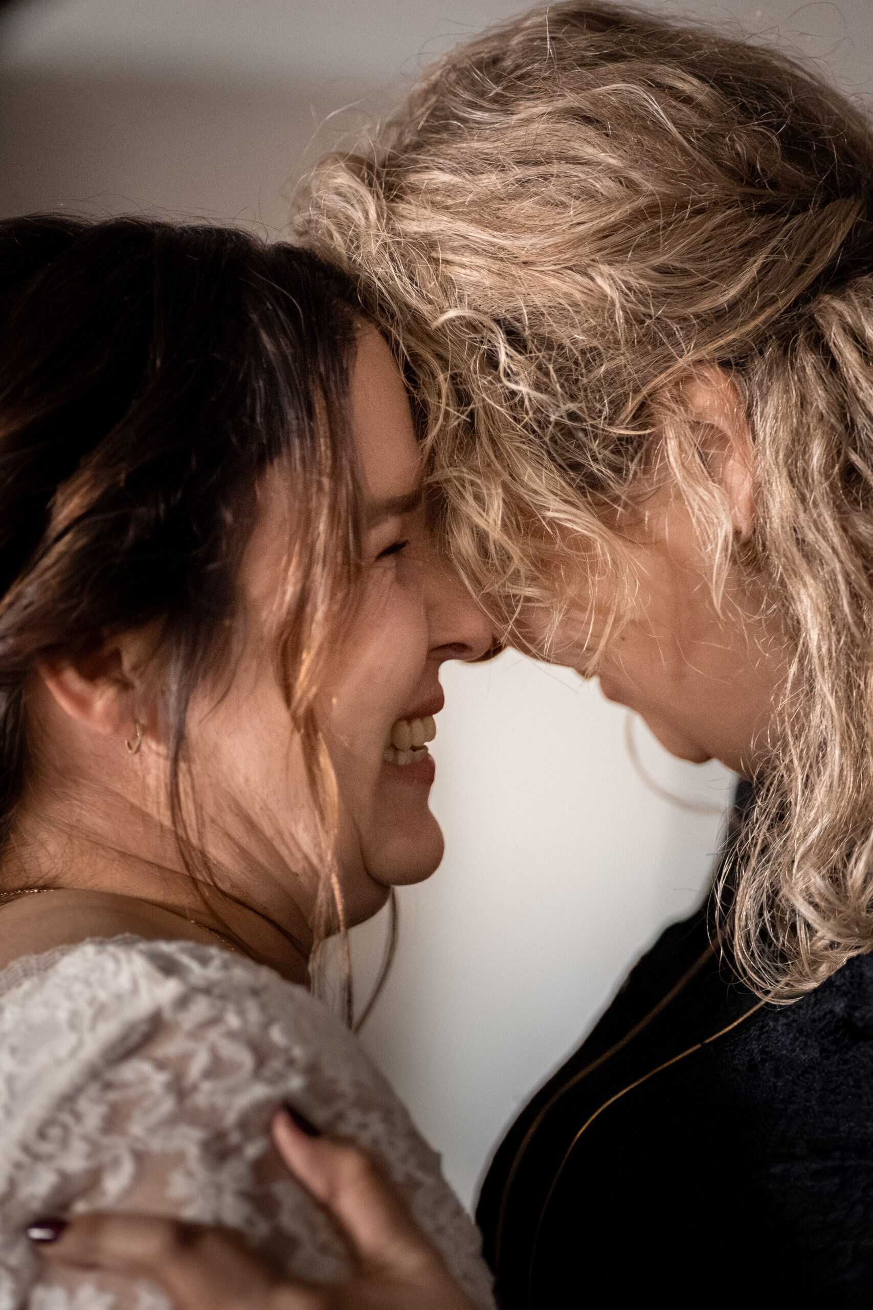 Kind probiert Teig vom Finger, authentische Kinderfotografie