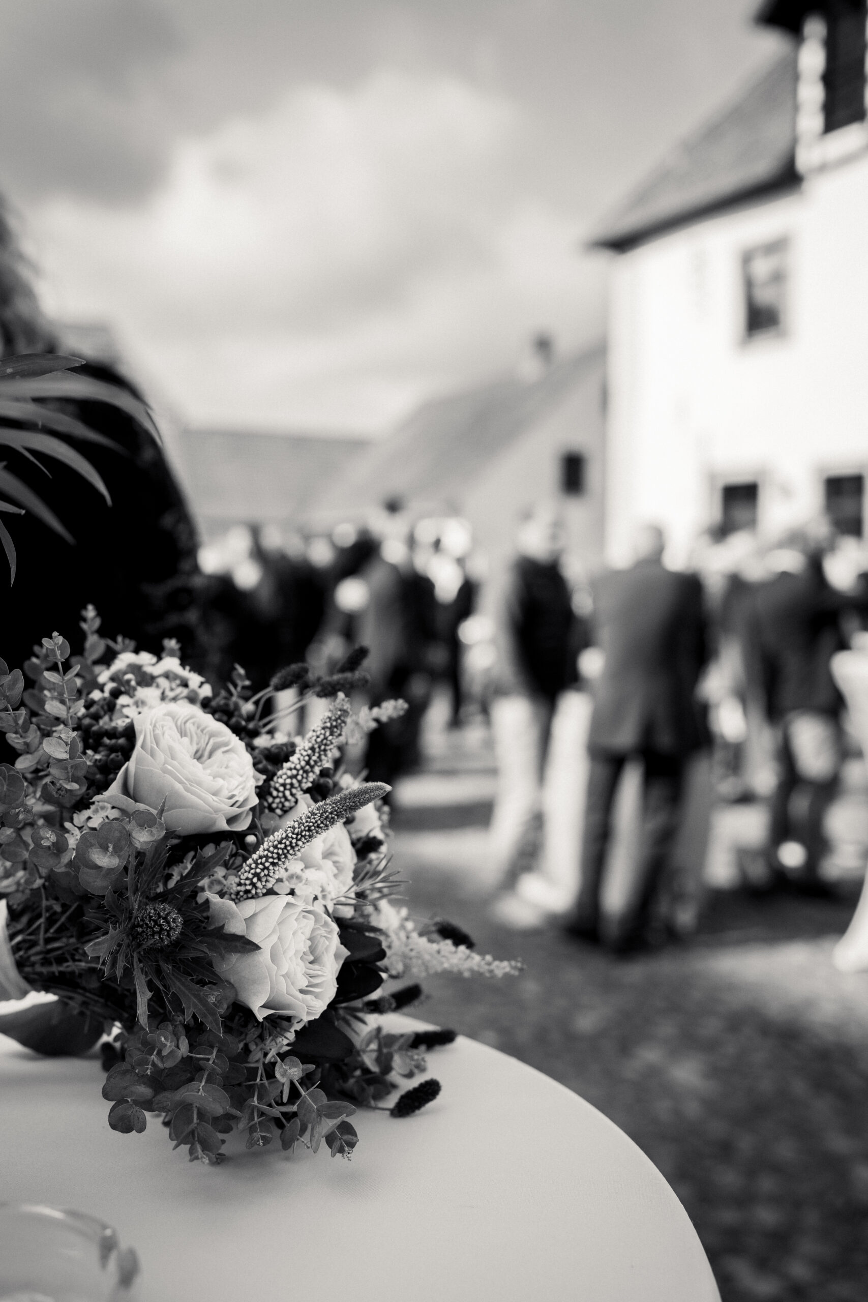 Zwei Kinder lehnen sich aneinander und lachen beim Backen