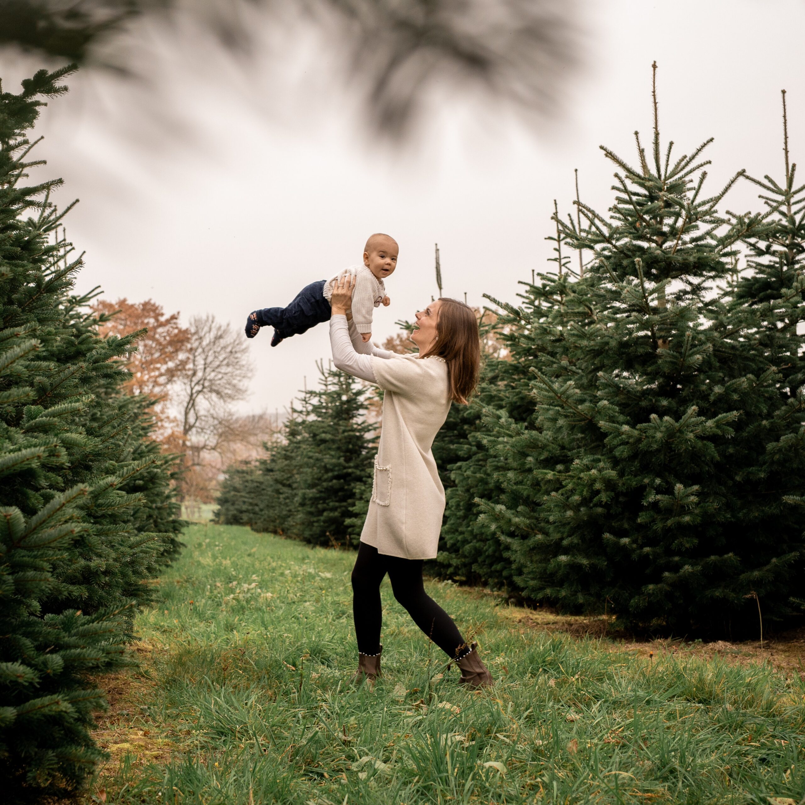 Kind mit Kochmütze rollt Teig mit Nudelholz, natürliche Kinderfotografie in der Küche