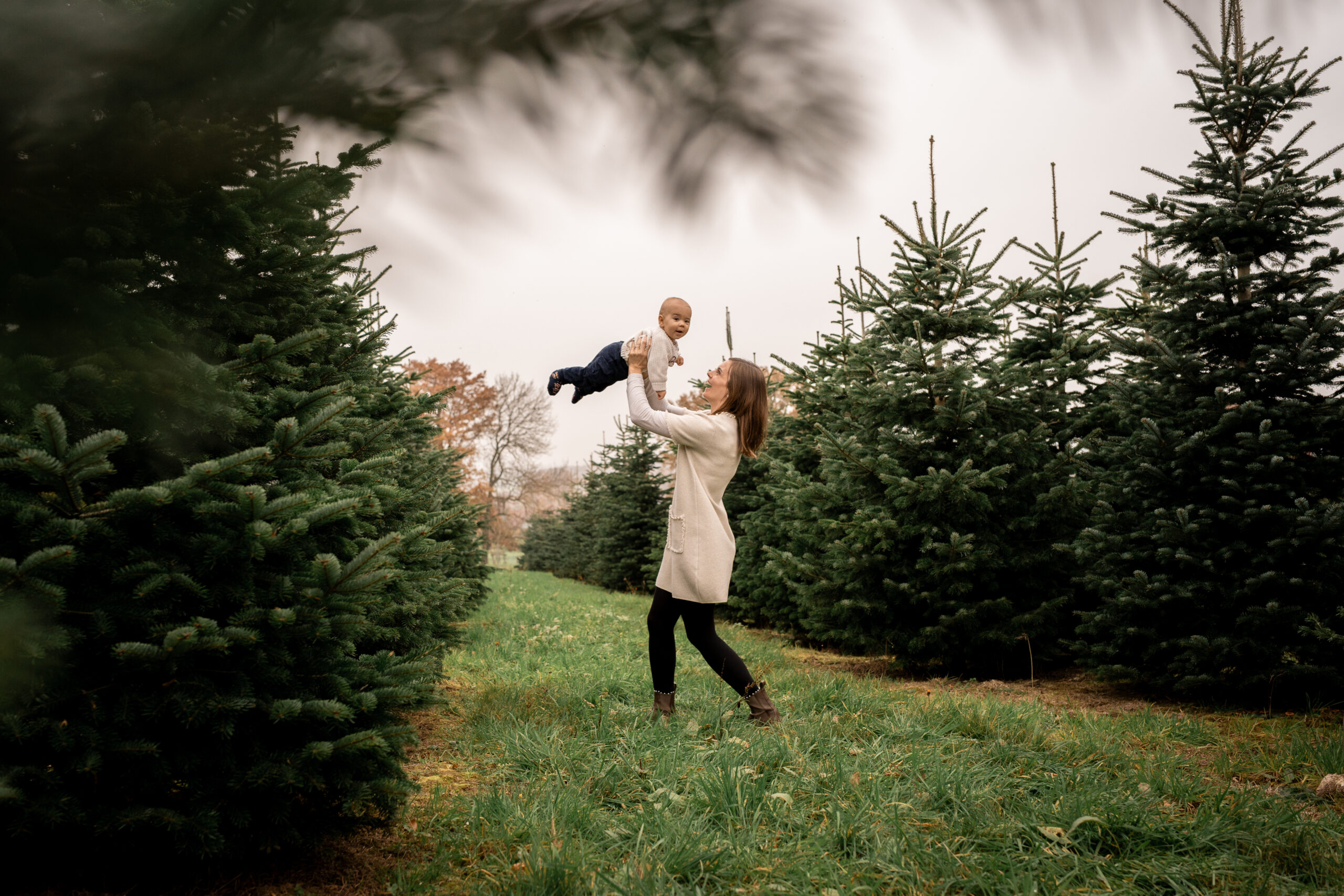 Kleinkind rollt Teig mit Nudelholz, natürliche Kinderfotografie