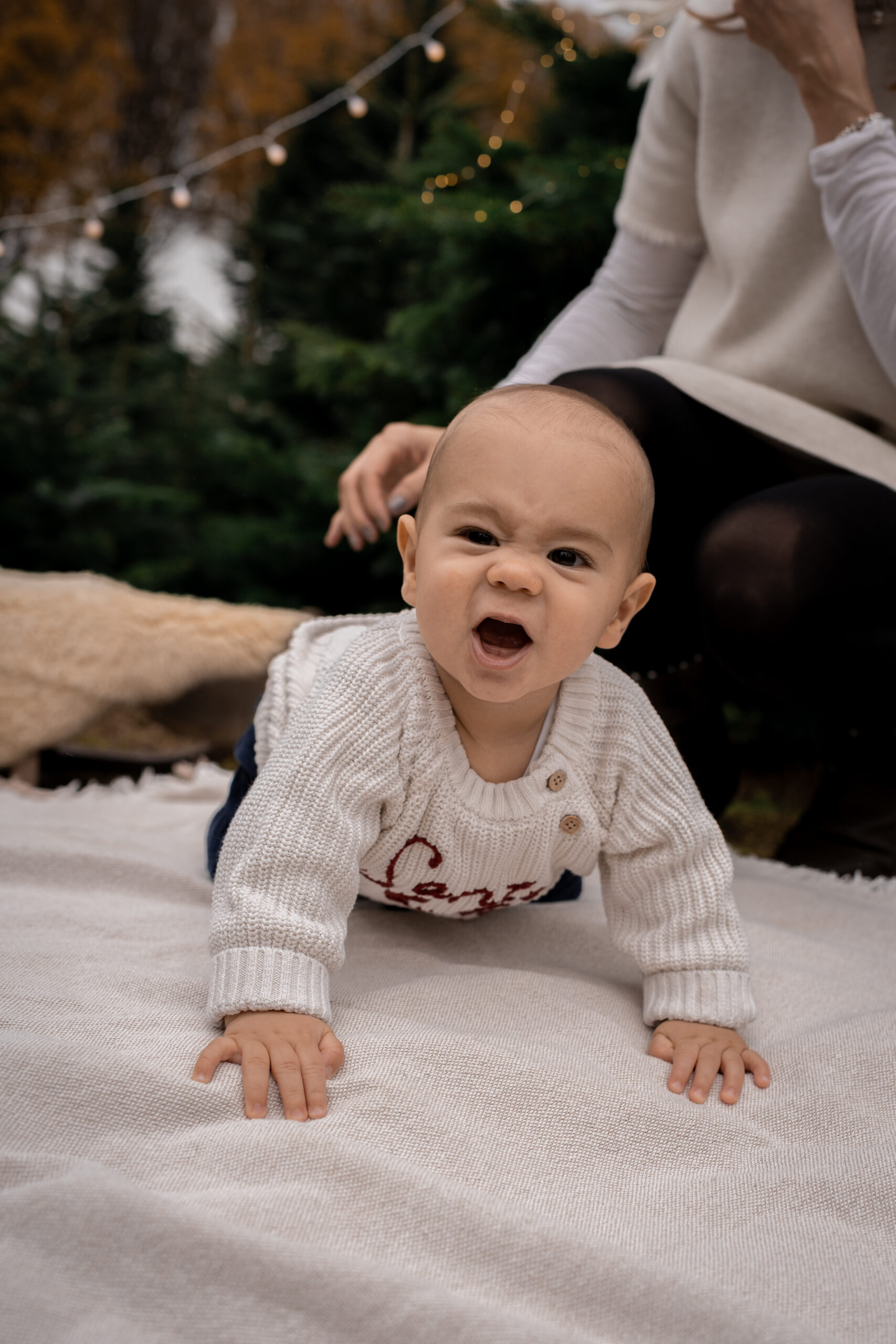 Kind probiert Teig vom Finger, authentische Kinderfotografie