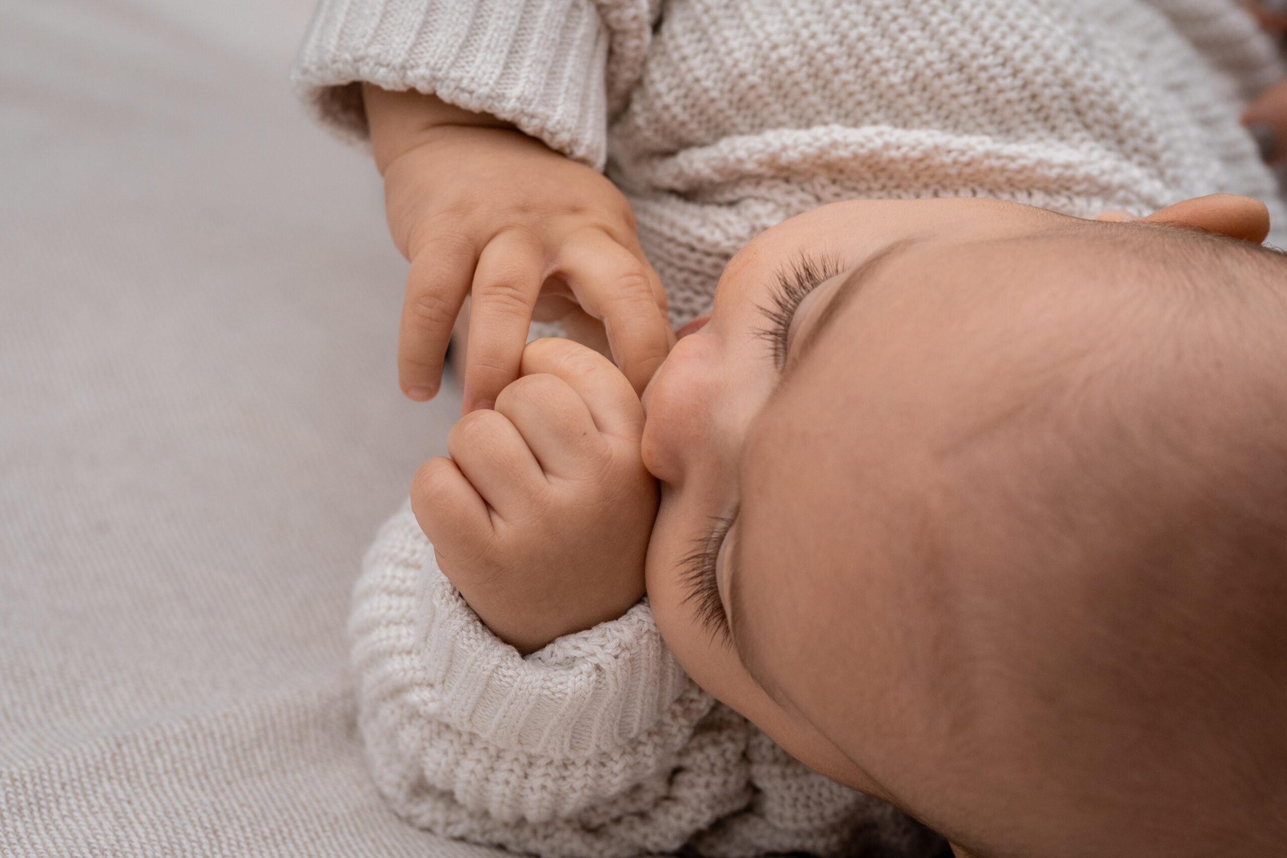 Kind rollt Teig mit einem Nudelholz