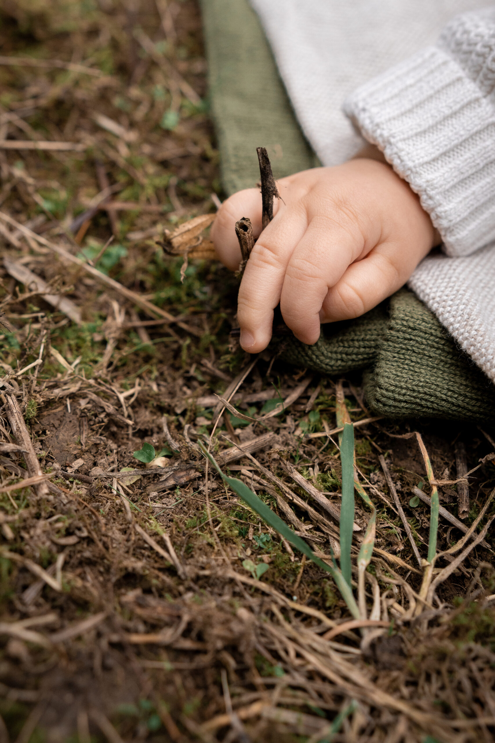 Kind probiert Teig vom Finger, authentische Kinderfotografie