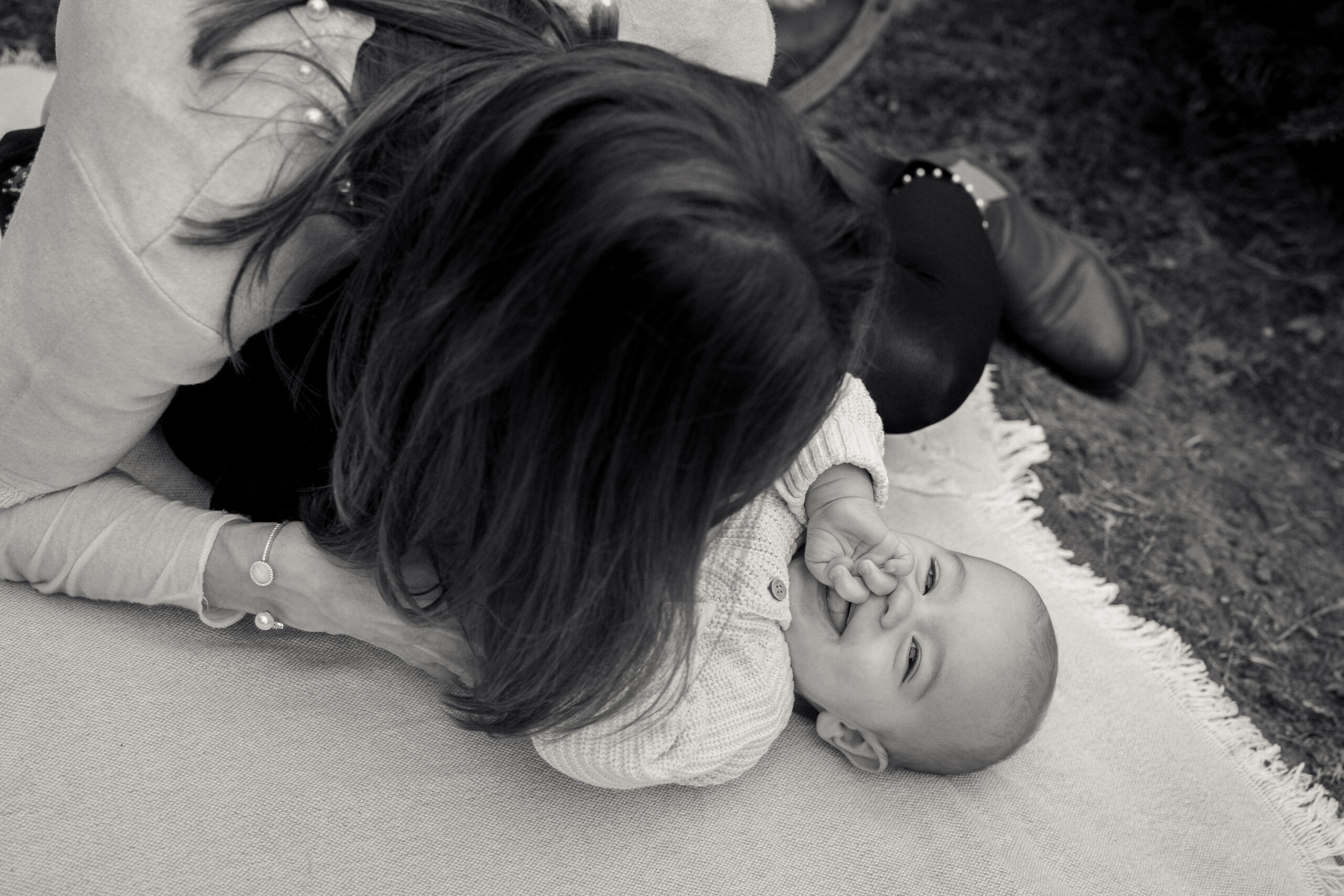 Inniger Moment zwischen Mutter und Baby, Babyfotografie Osnabrück