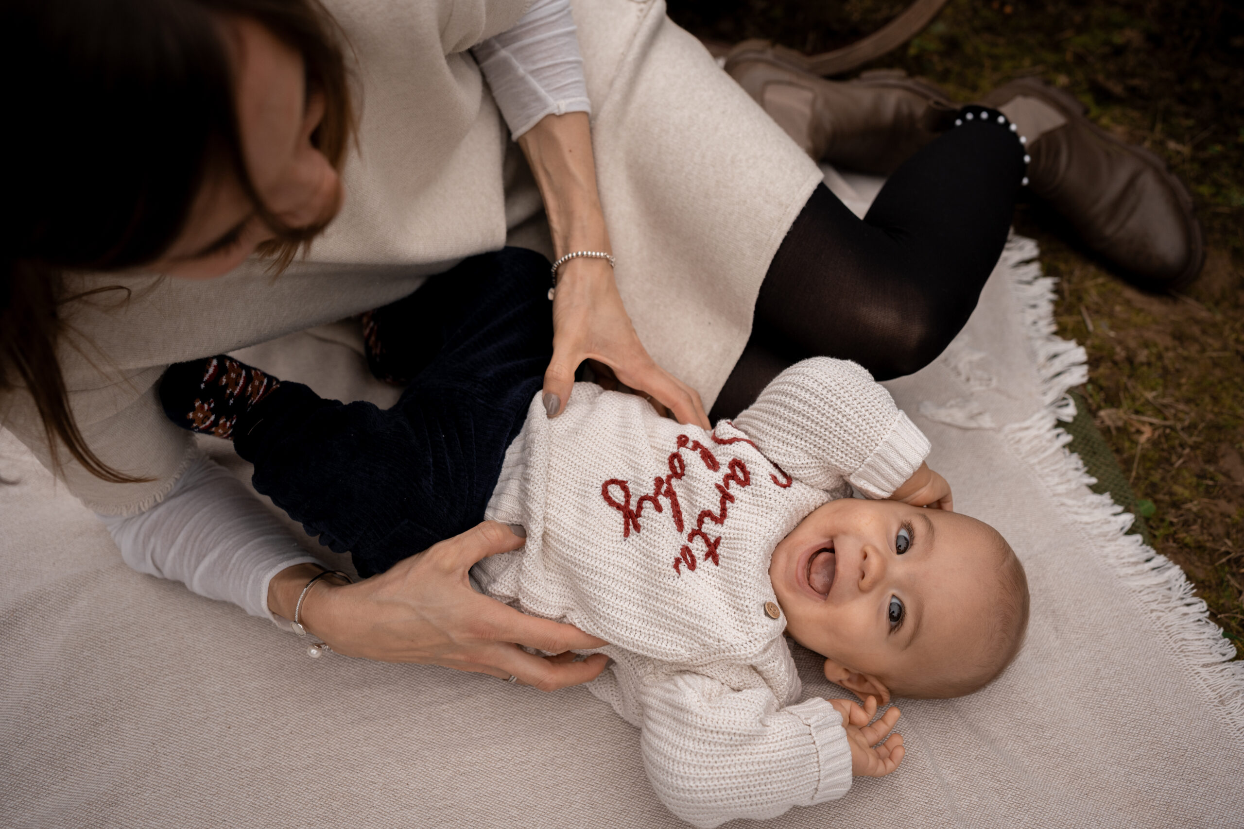 Zwei Kinder sitzen am Tisch beim Plätzchenbacken, liebevolle Kinderfotografie