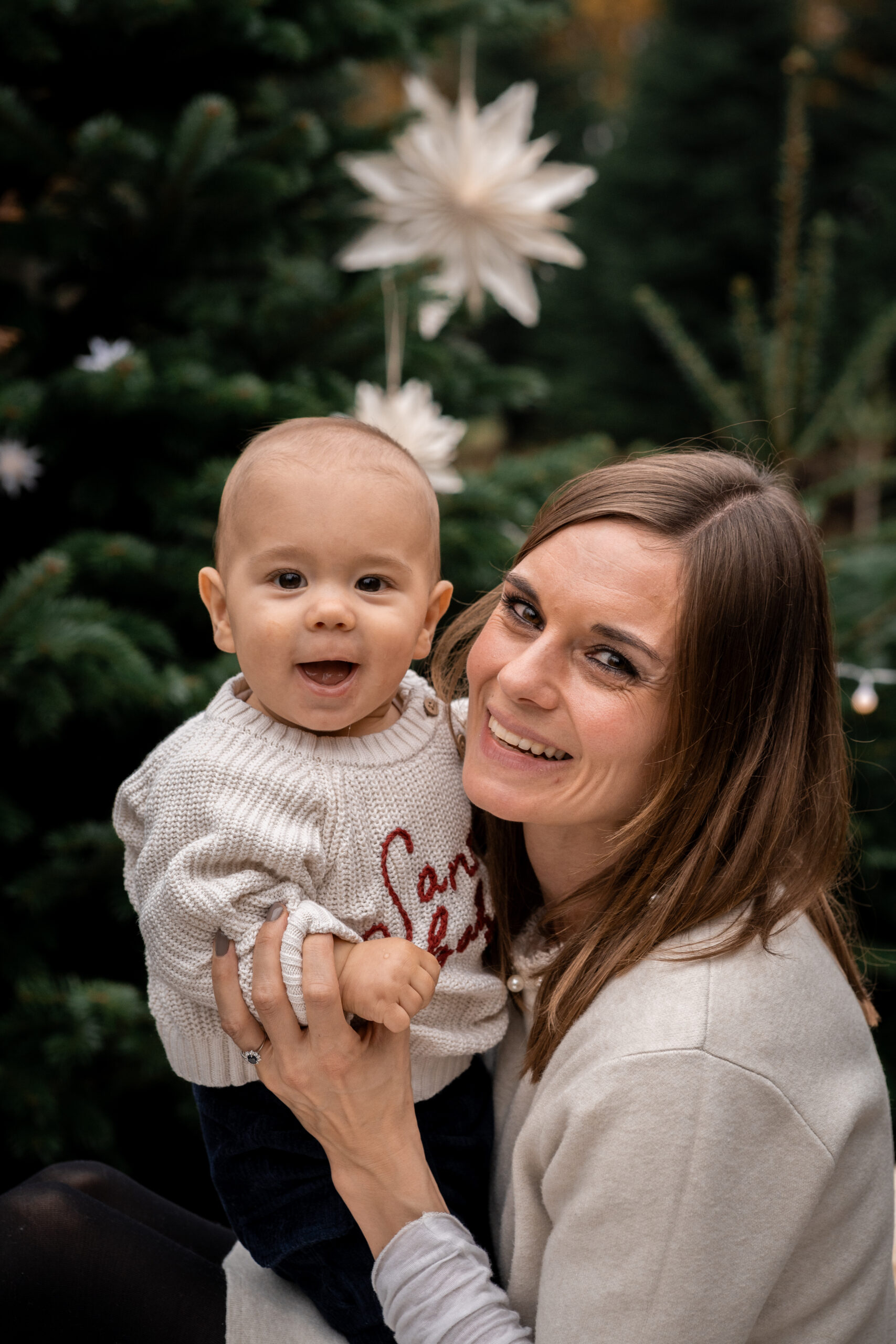 Zwei Kinder lehnen sich aneinander und lachen beim Backen