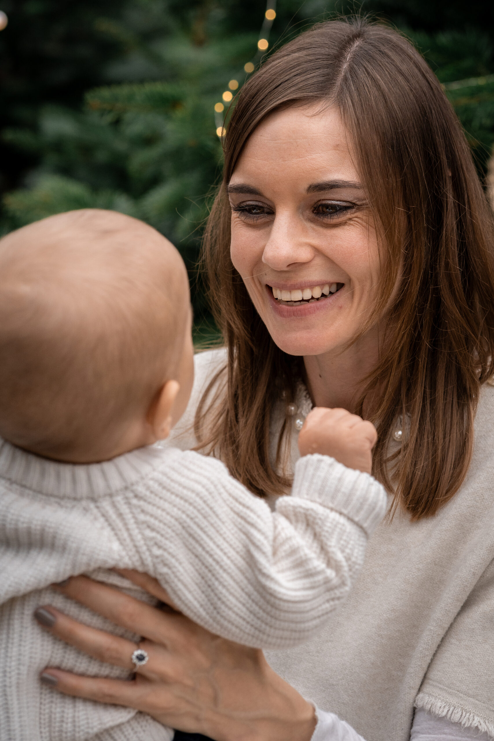Kleinkind rollt Teig mit Nudelholz, natürliche Kinderfotografie