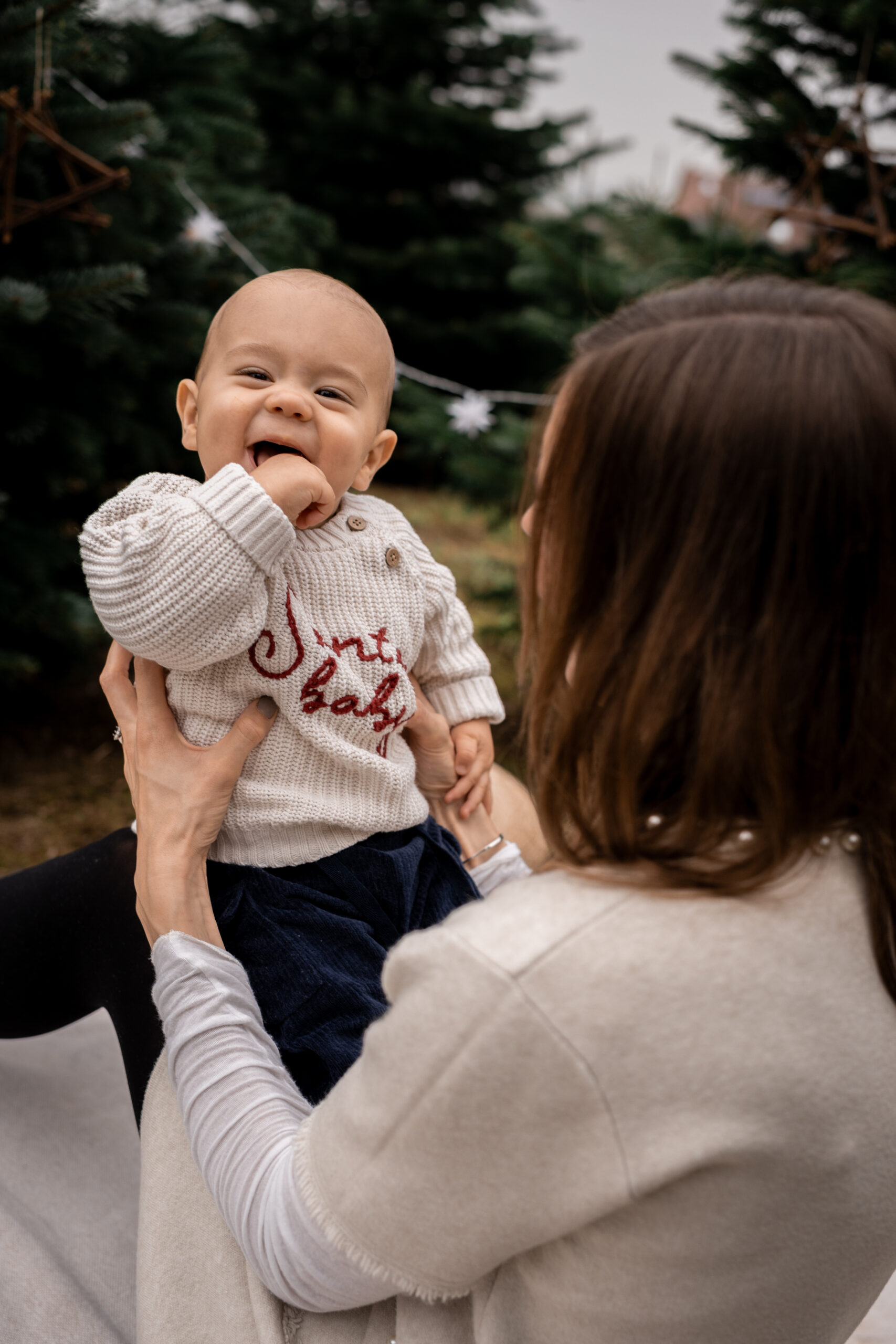Kind betrachtet ausgestochene Kekse beim Backen