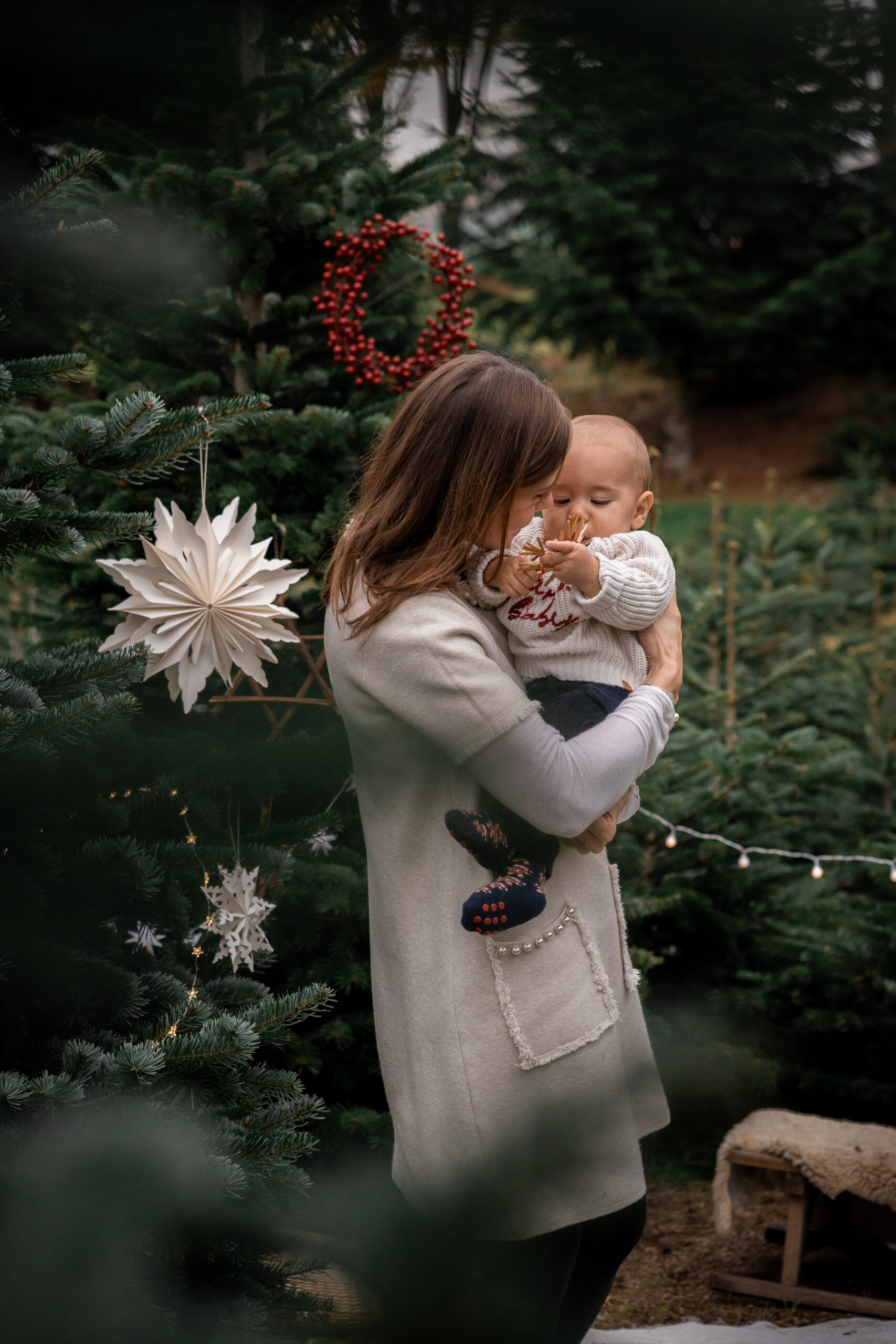 Kleinkind mit Kochmütze probiert Teig beim gemeinsamen Backen
