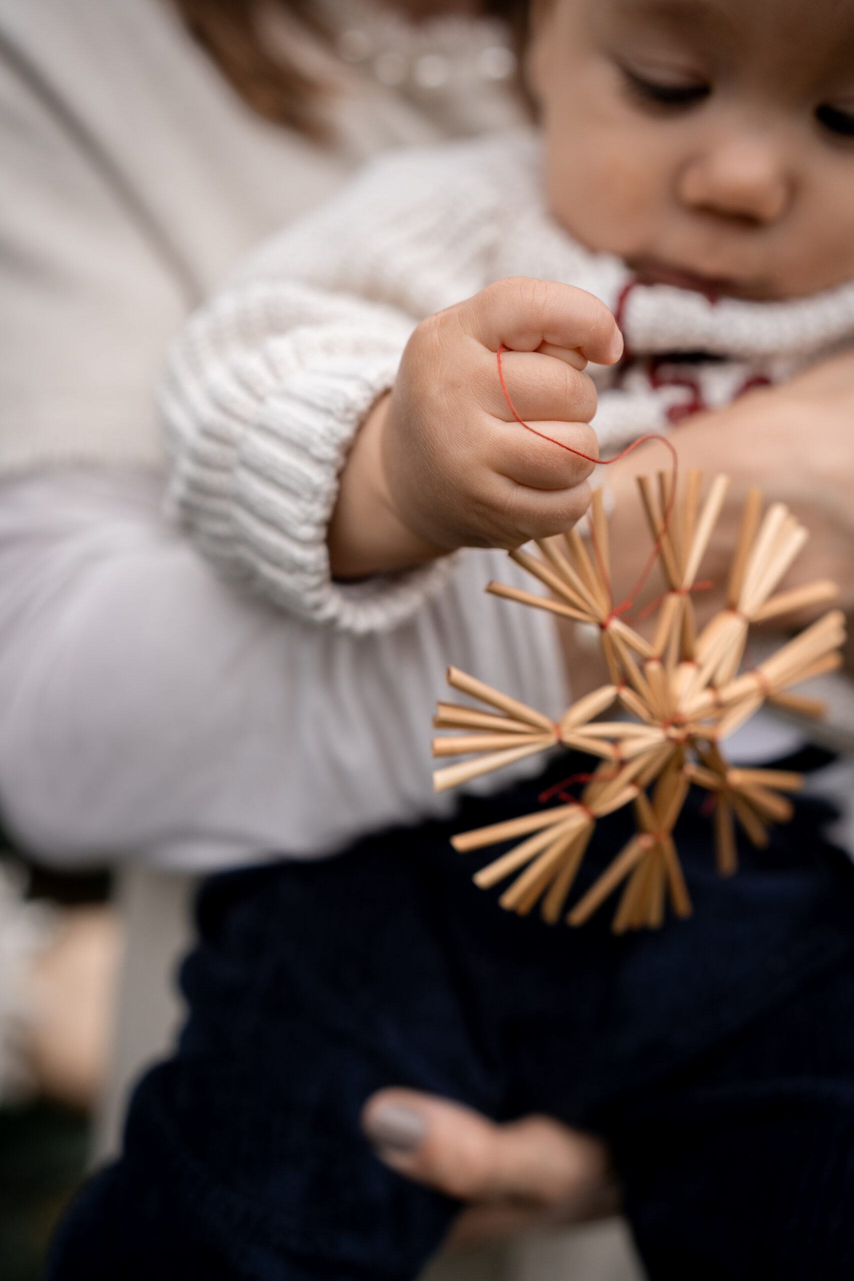 Kind betrachtet ausgestochene Kekse beim Backen