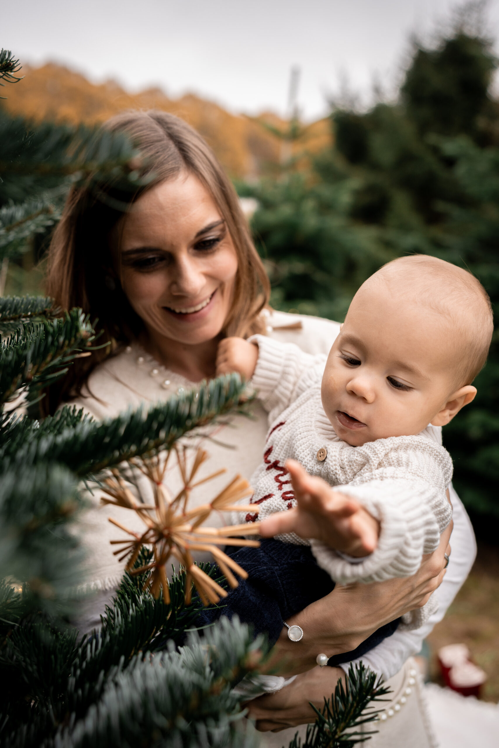 Kind rollt Teig mit einem Nudelholz