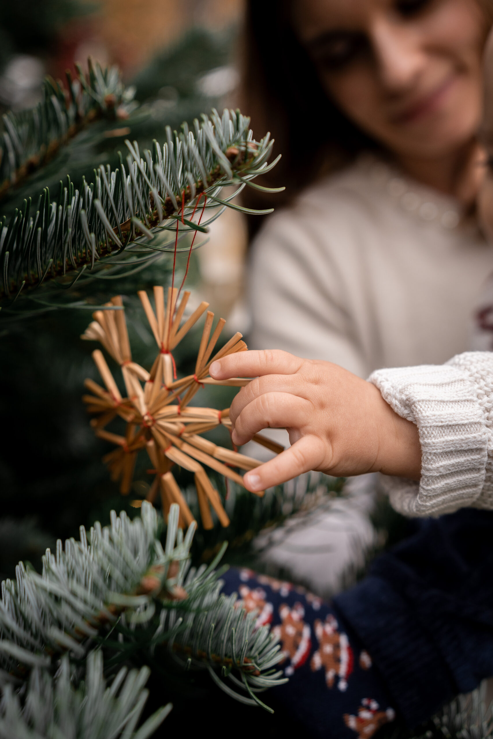 Kind betrachtet ausgestochene Kekse beim Backen