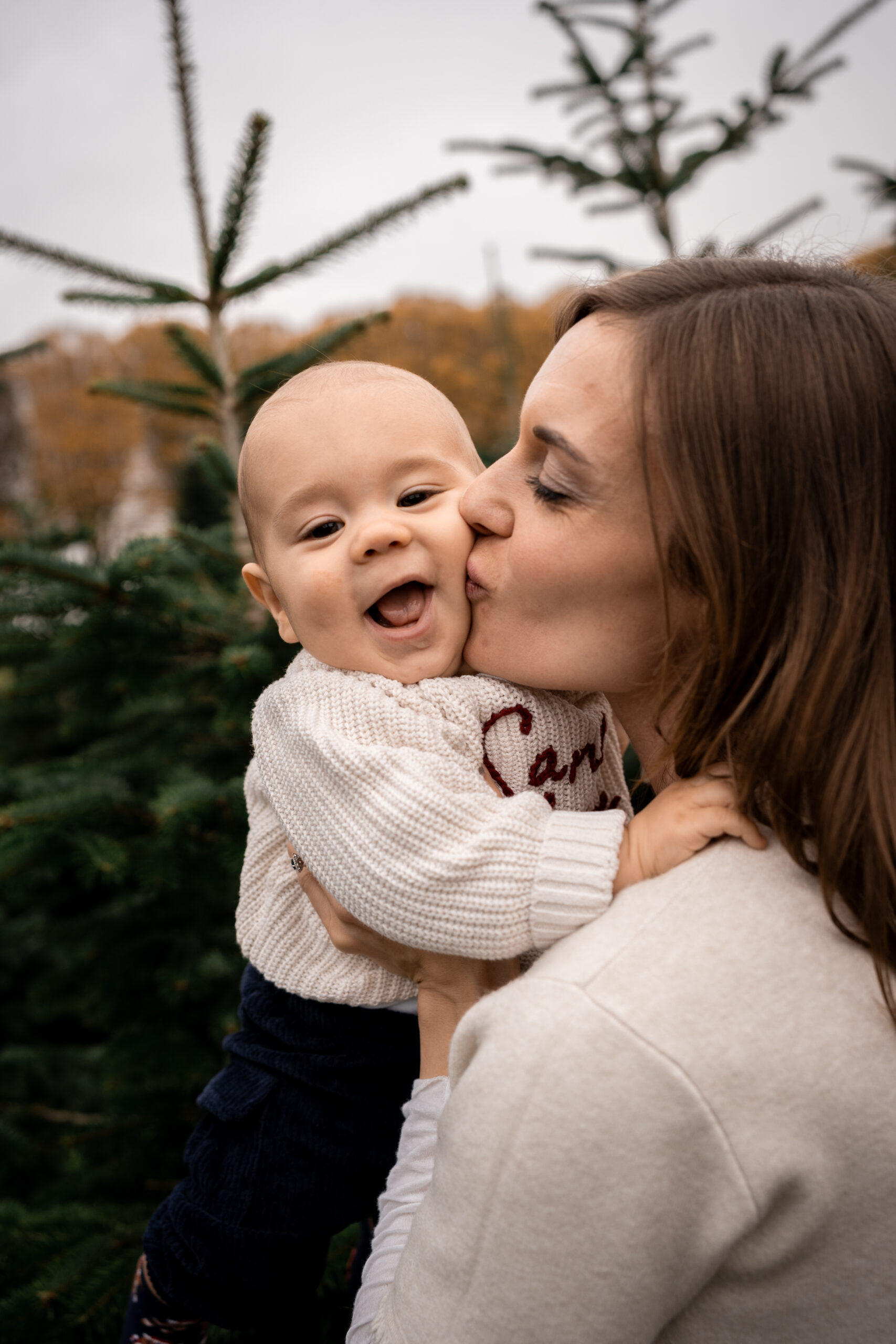 Kind hält ausgestochenen Keks in die Kamera, natürliche Kinderfotografie beim Backen