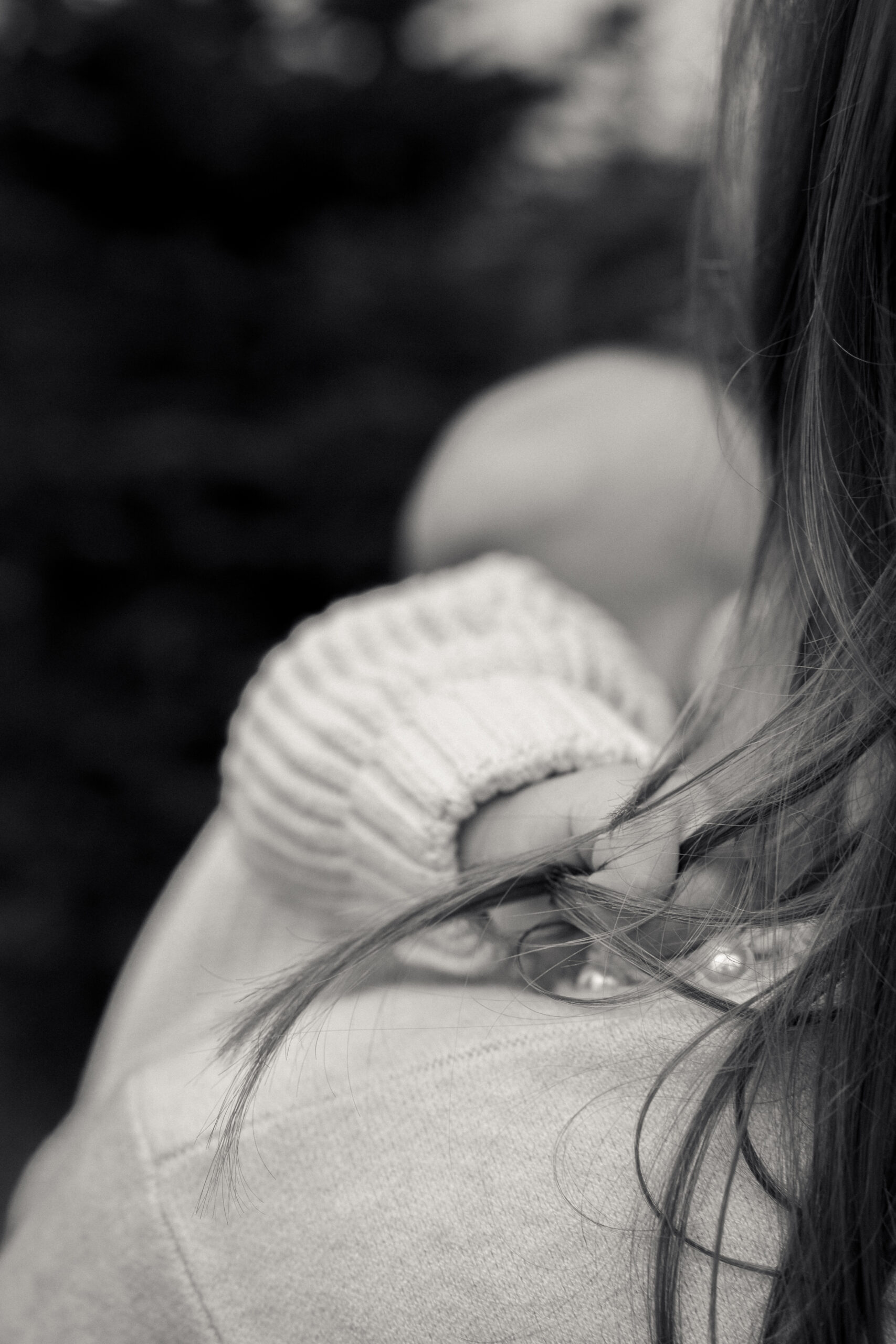 Zwei Kinder sitzen am Tisch beim Plätzchenbacken, liebevolle Kinderfotografie