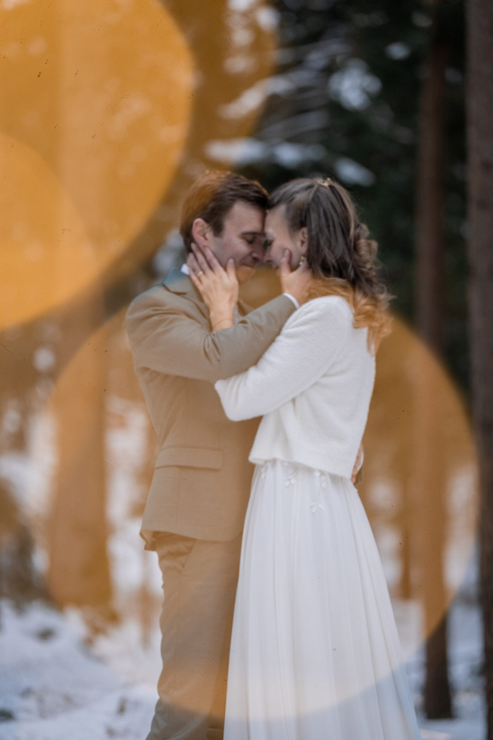 Kind probiert Teig vom Finger, authentische Kinderfotografie