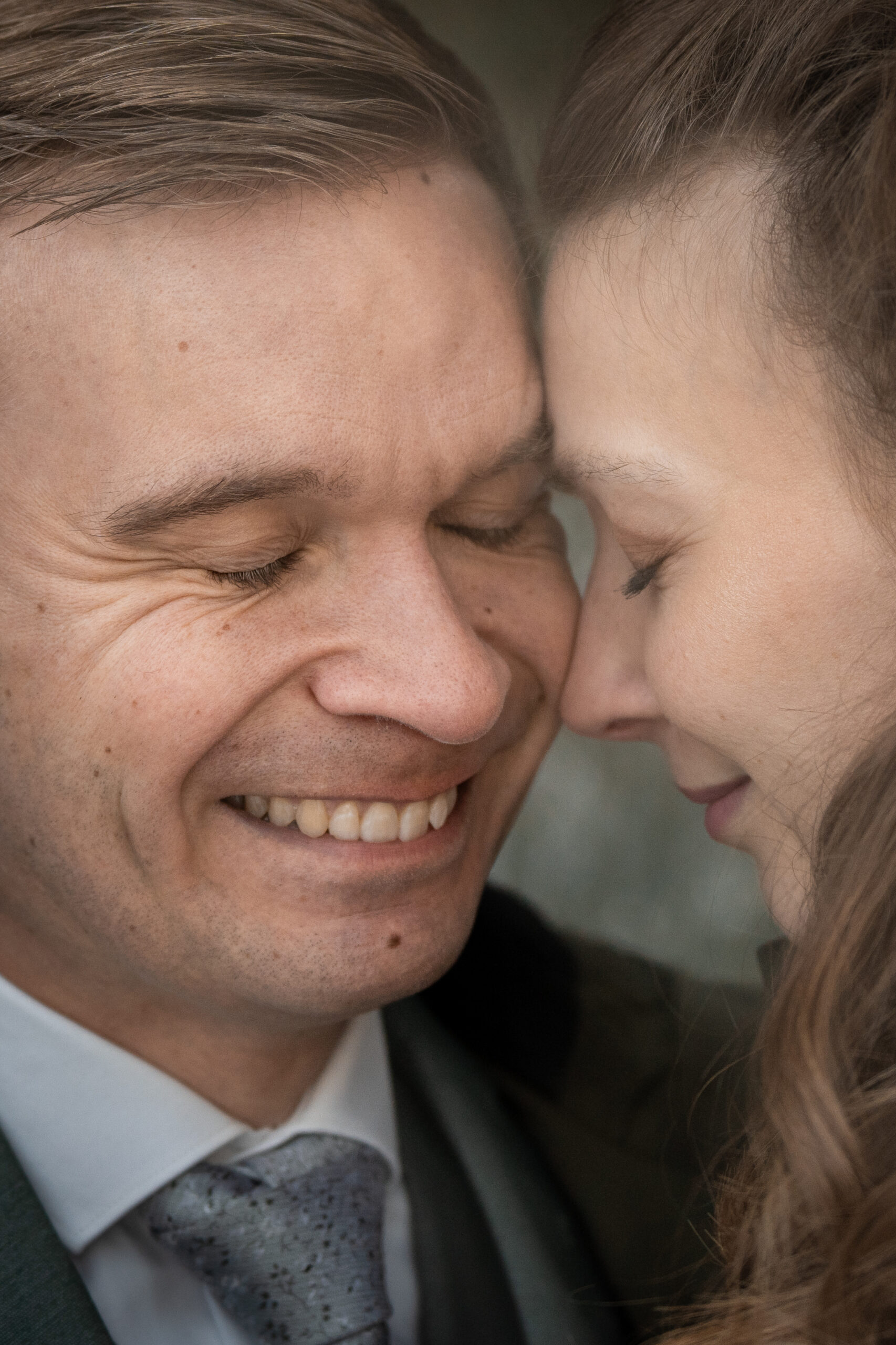 Kleinkind mit Kochmütze probiert Teig beim gemeinsamen Backen