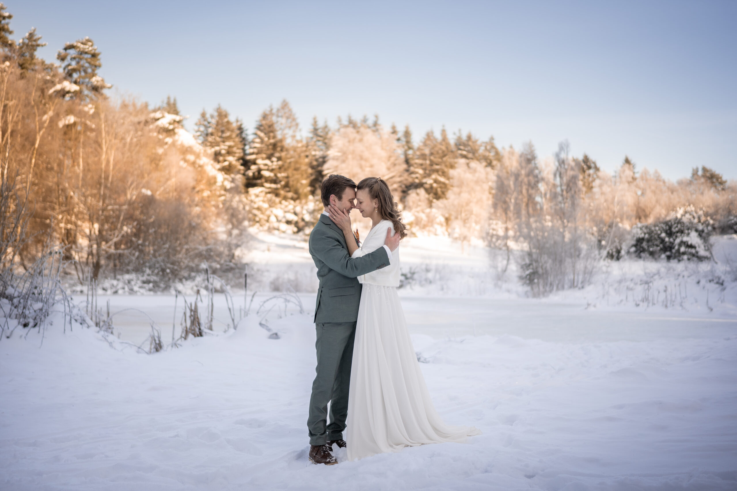 Kind rollt Teig mit einem Nudelholz