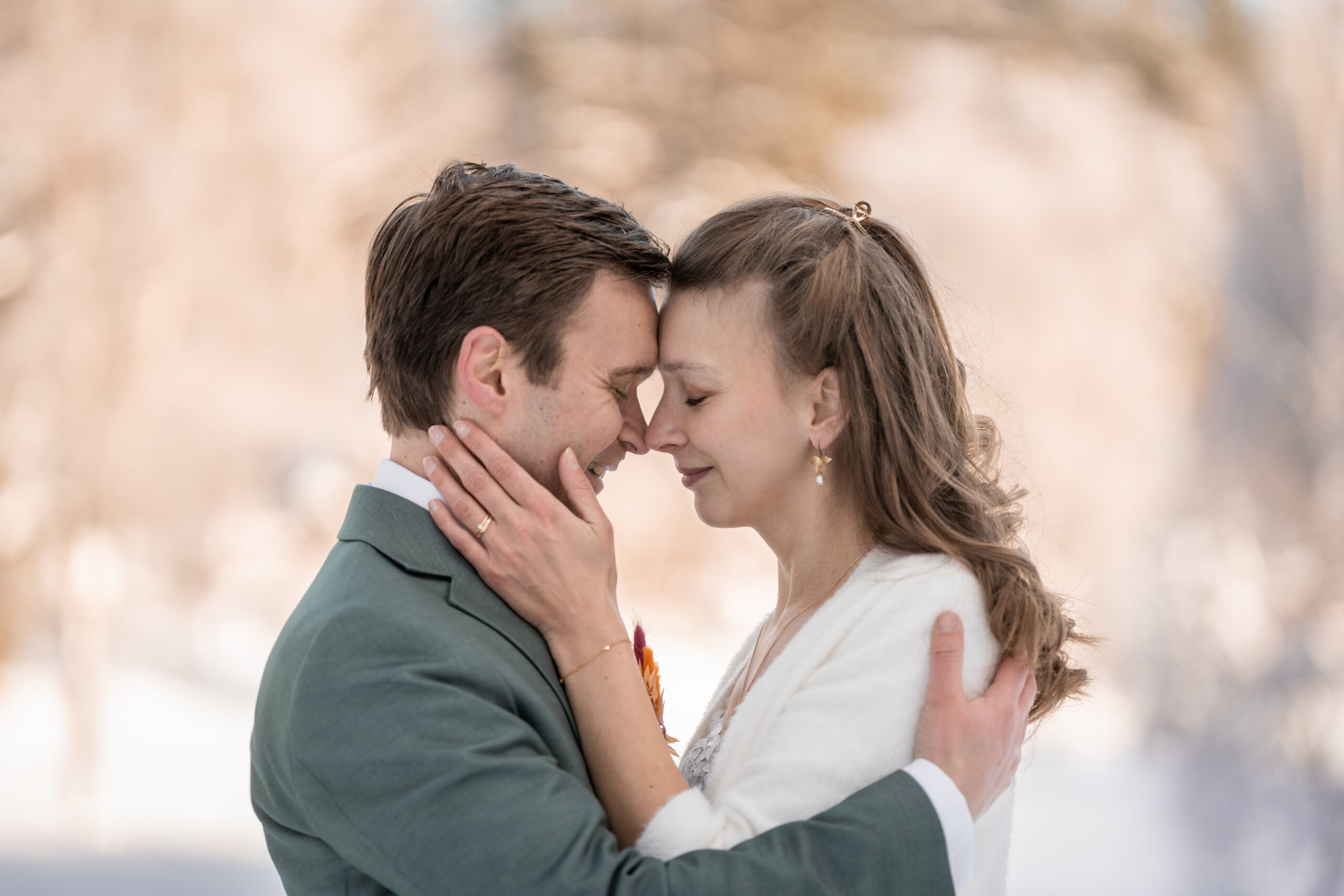 Kinderhände kneten Teig, natürliche Kinderfotografie beim Backen