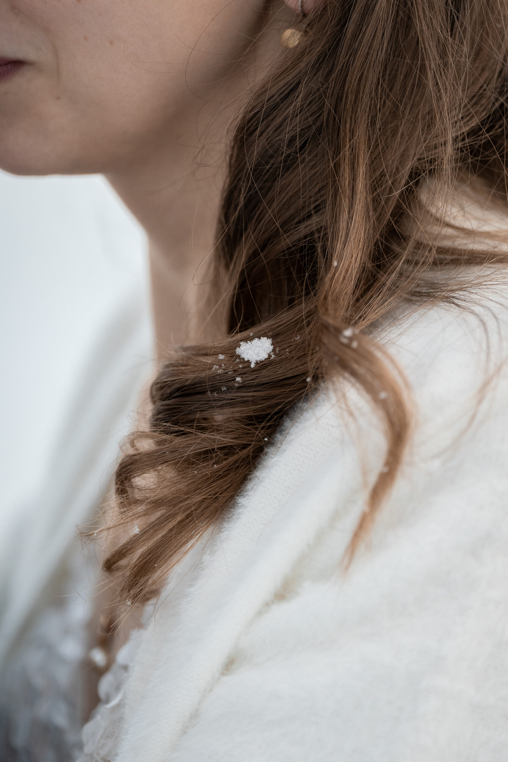 Zwei Kinder sitzen am Tisch beim Plätzchenbacken, liebevolle Kinderfotografie