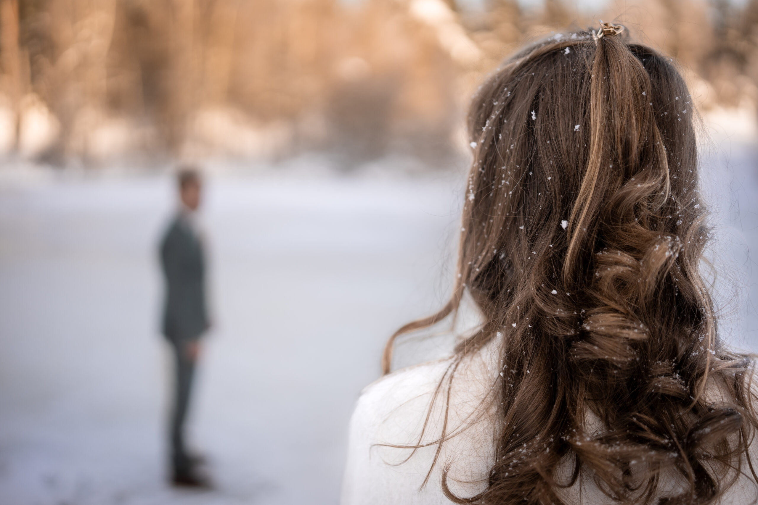Kleinkind mit Kochmütze probiert Teig beim gemeinsamen Backen
