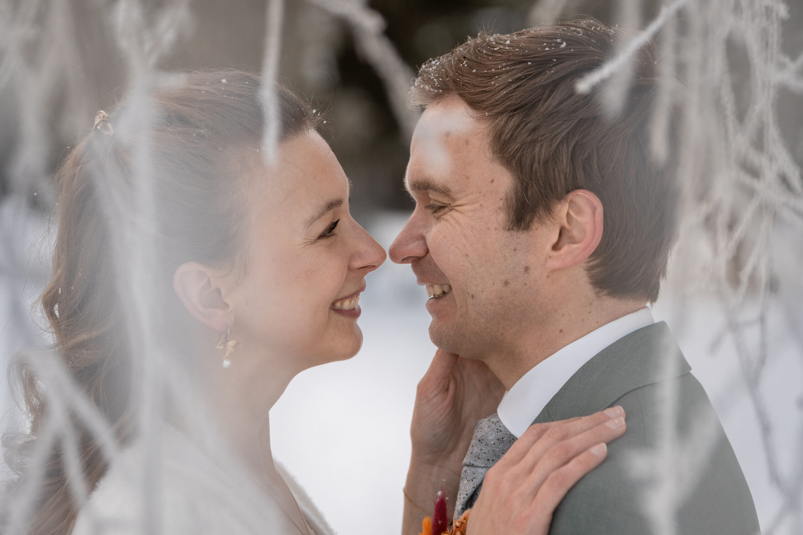 Zwei Kinder lehnen sich aneinander und lachen beim Backen