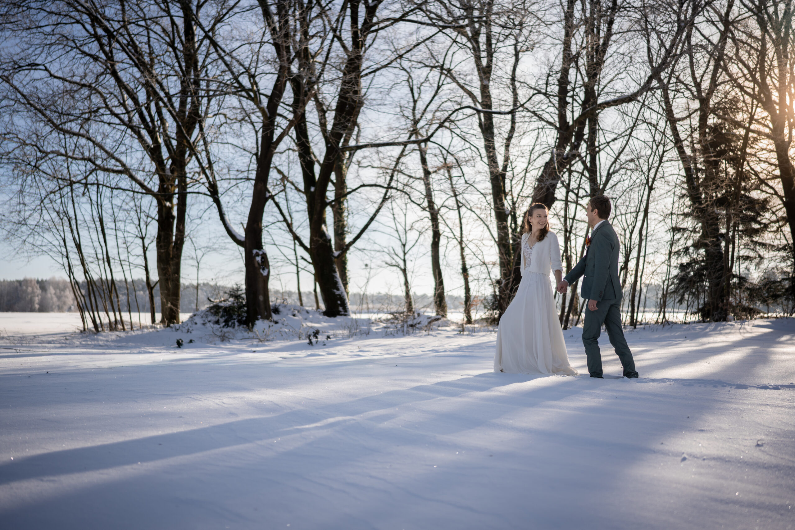 Kind betrachtet ausgestochene Kekse beim Backen