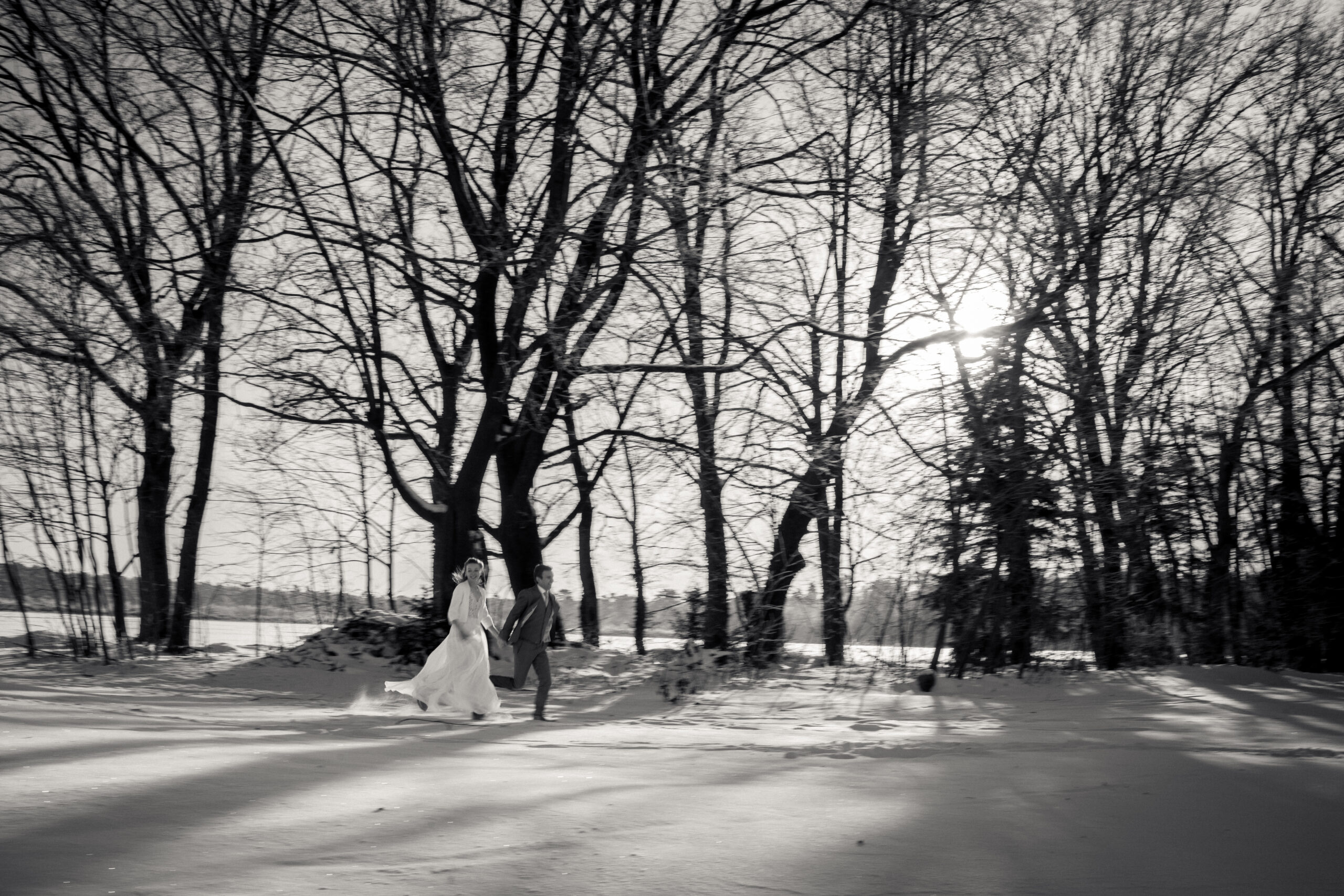 Zwei Kinder lehnen sich aneinander und lachen beim Backen