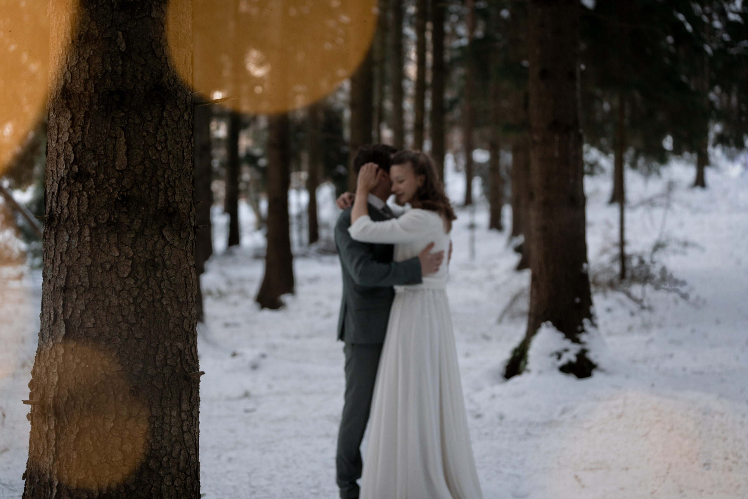 Kleinkind rollt Teig mit Nudelholz, natürliche Kinderfotografie
