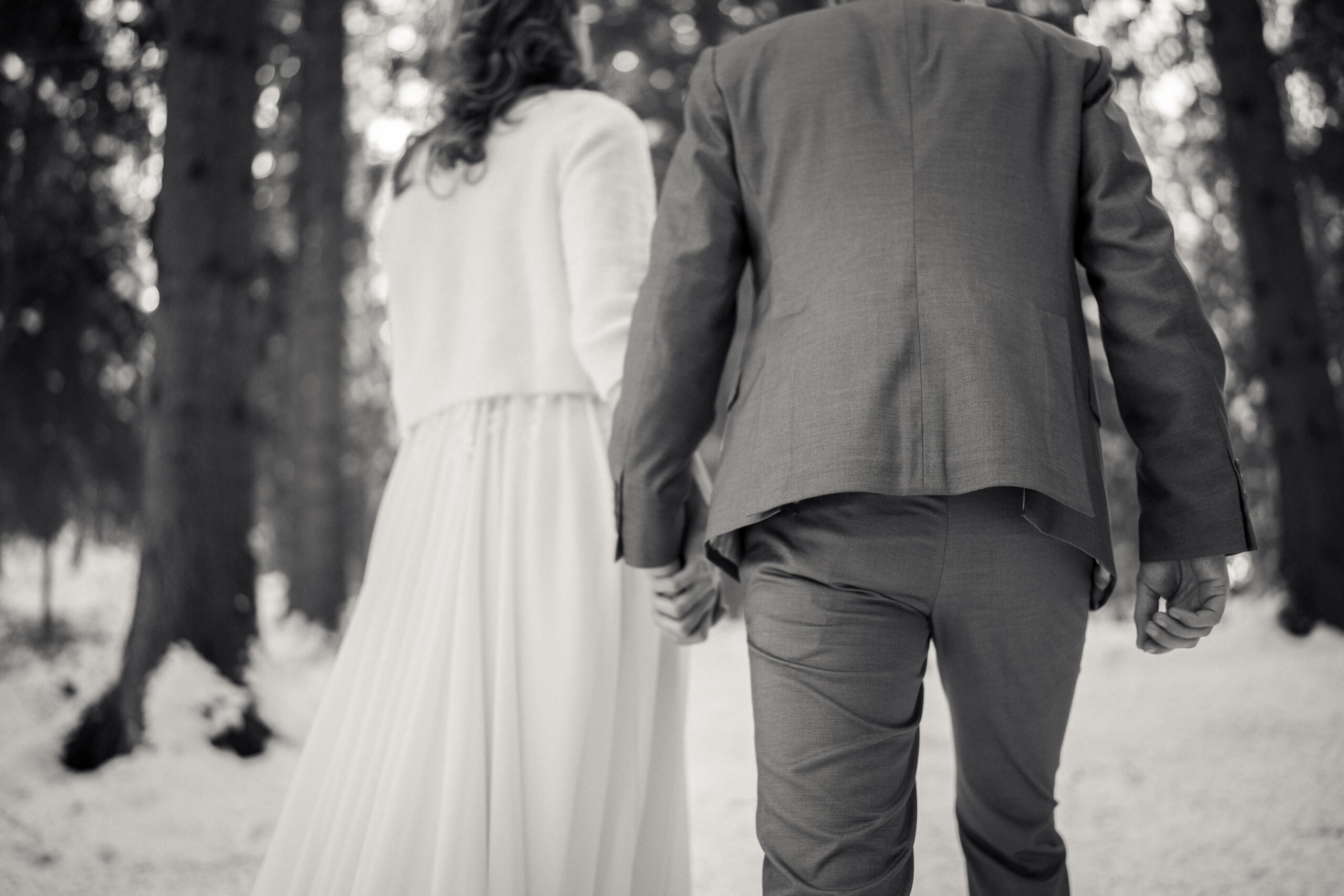 Zwei Kinder lehnen sich aneinander und lachen beim Backen