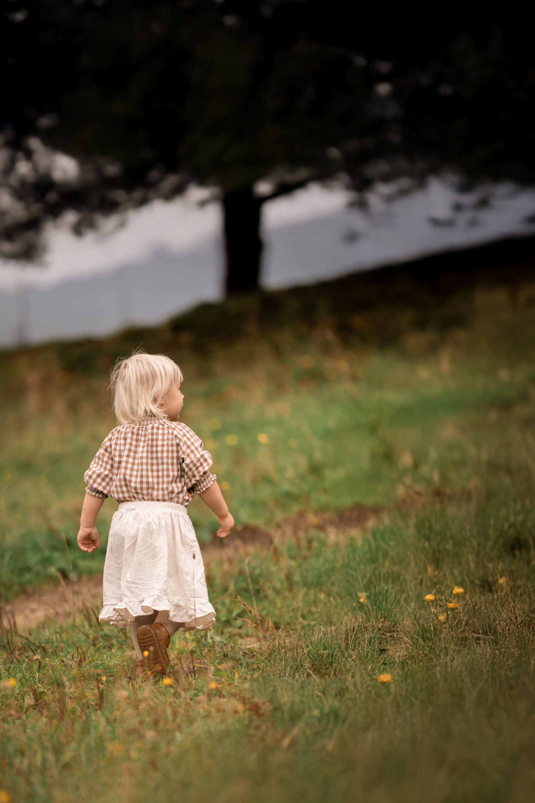 Kind rollt Teig mit einem Nudelholz