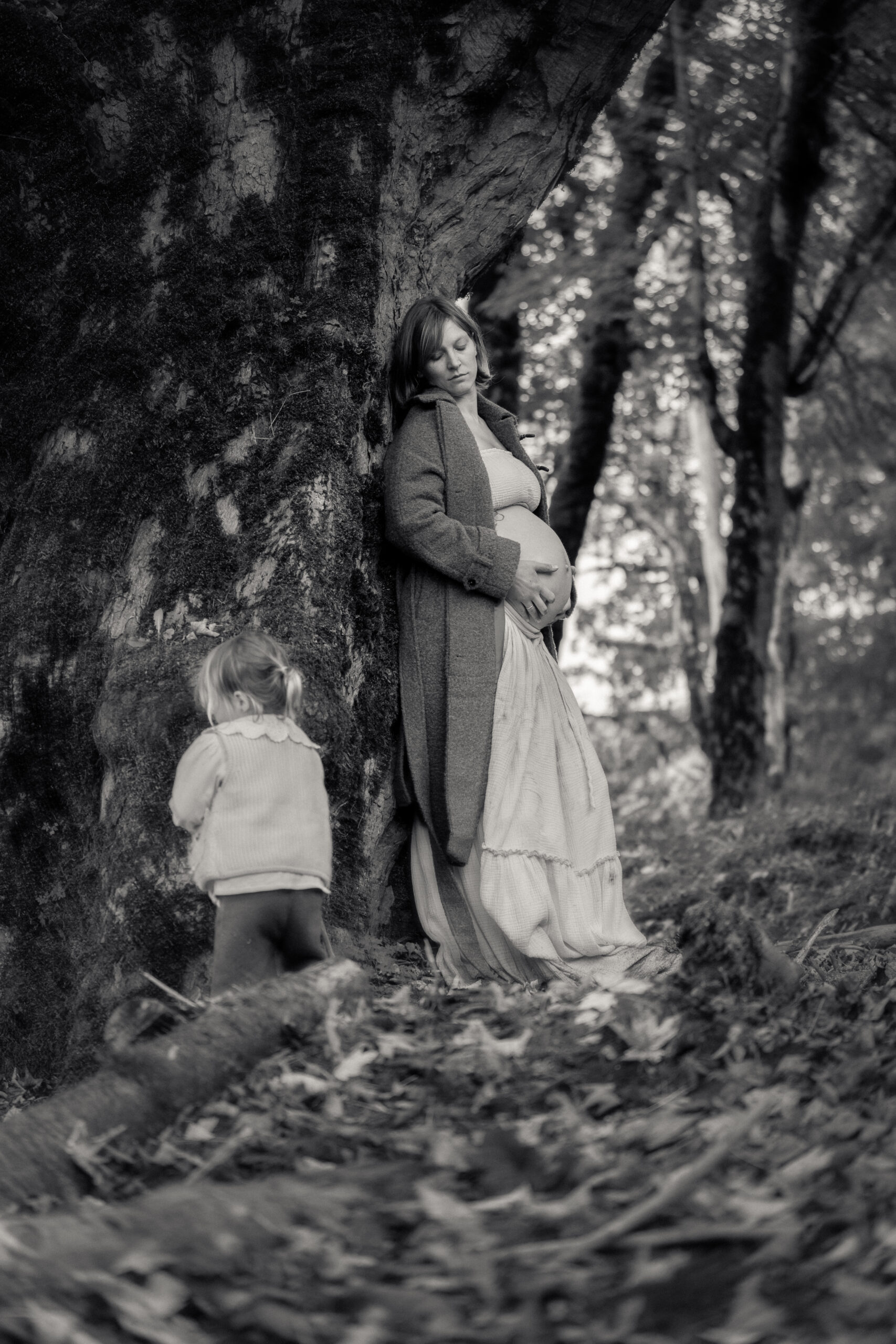 Kind rollt Teig mit einem Nudelholz