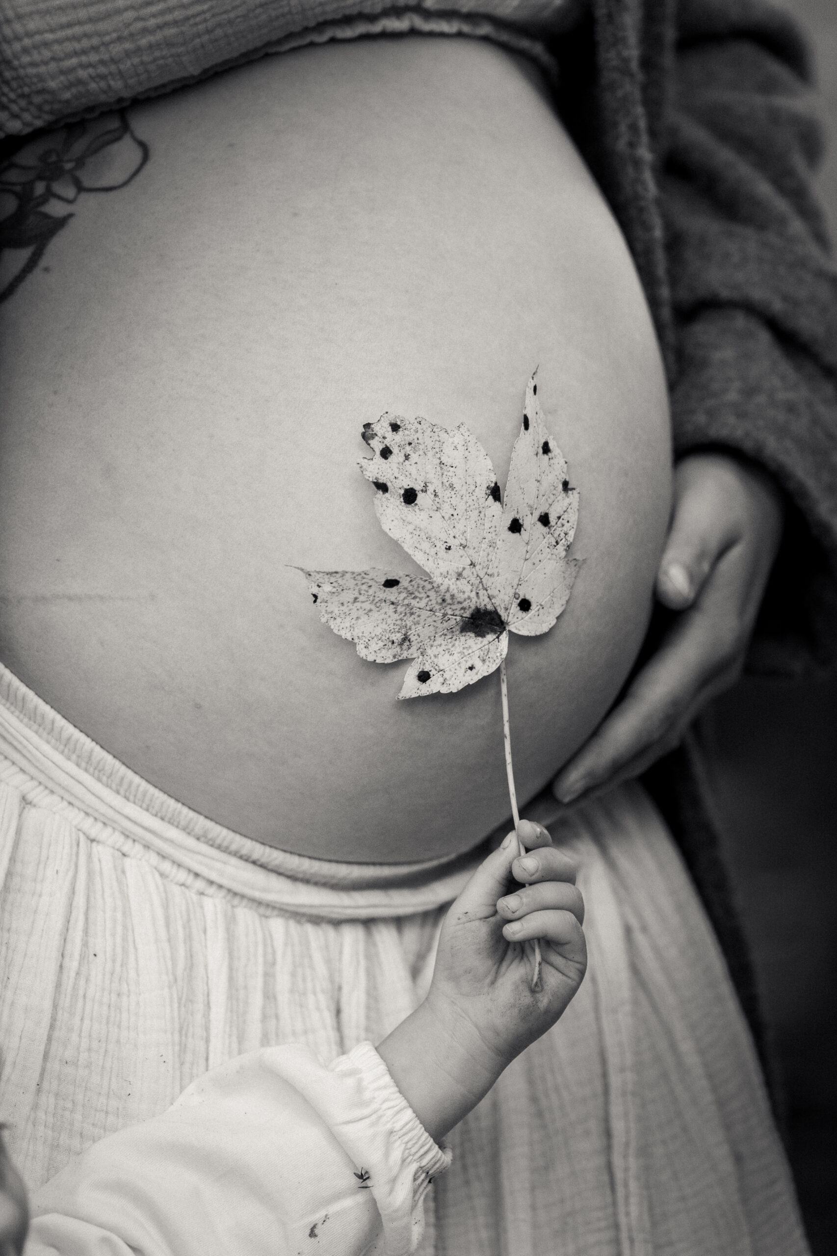 Kleinkind mit Kochmütze probiert Teig beim gemeinsamen Backen