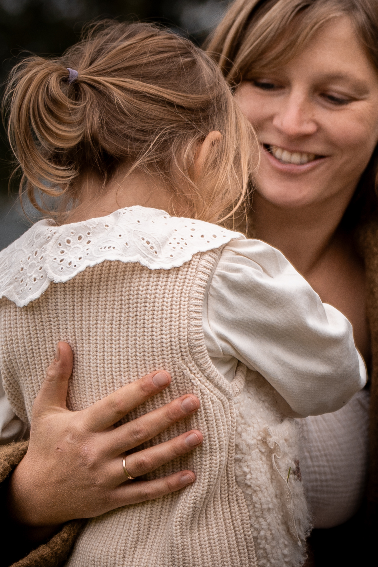 Zwei Kinder lehnen sich aneinander und lachen beim Backen